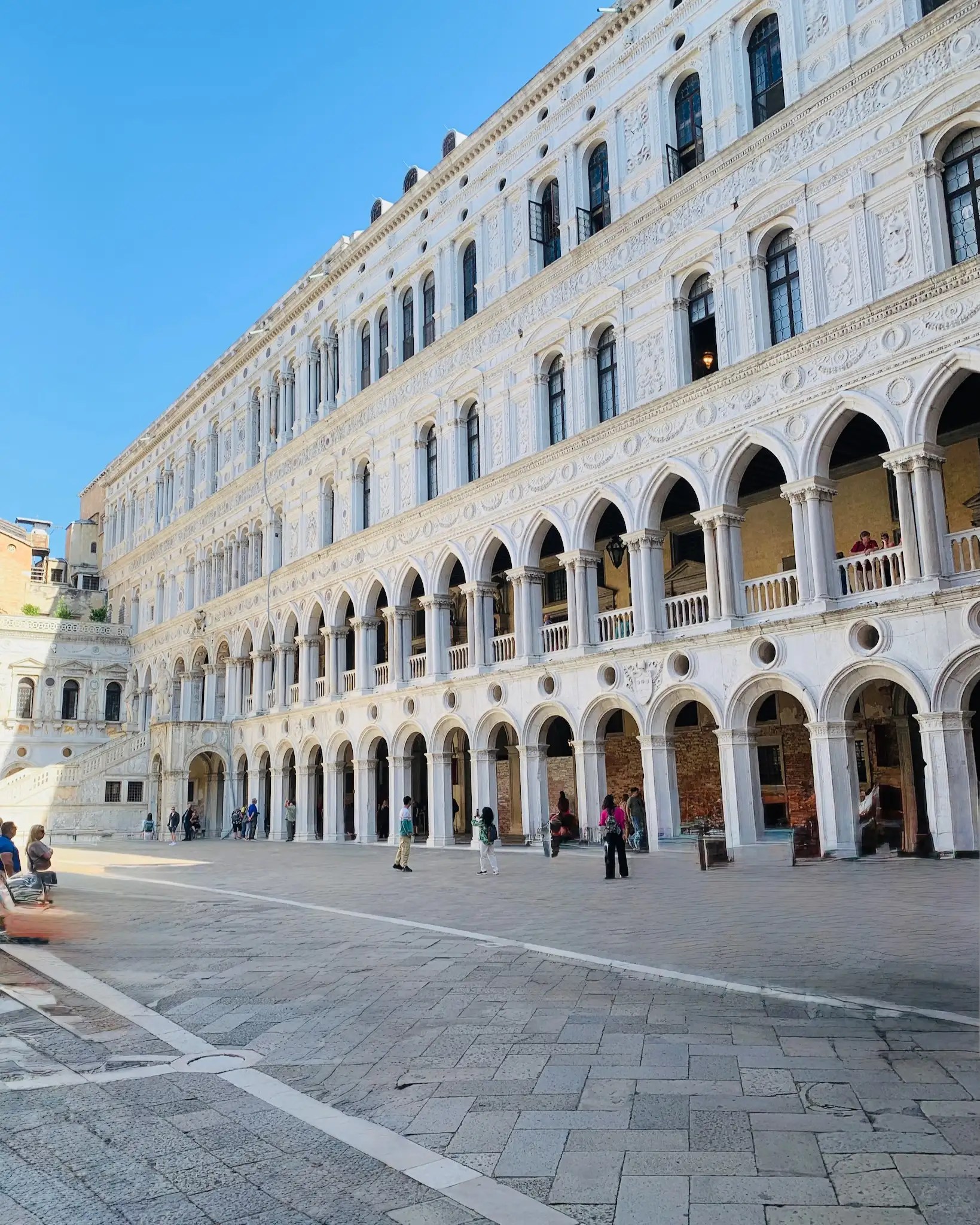 Palazzo Ducale: Venedik’in ihtişamlı Dükler Sarayı, köprülerle ve kanallarla çevrili görkemli yapı.