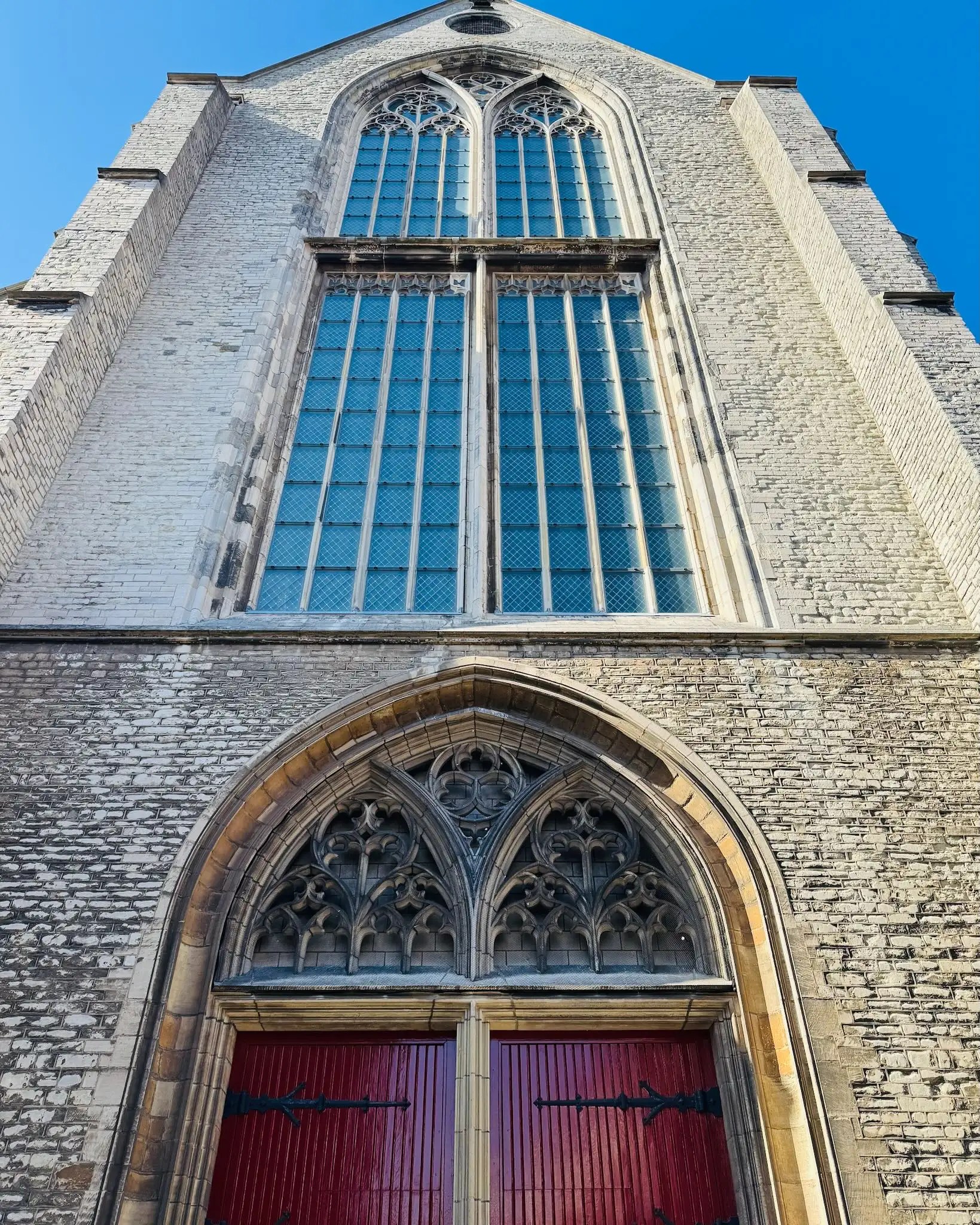 Leiden’in tarihi Pieterskerk Kilisesi, Gotik mimarisiyle Hollanda’nın en önemli yapılarından biri.