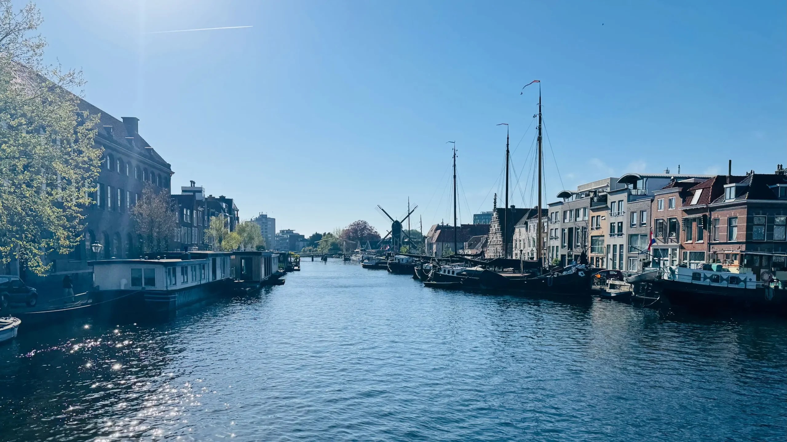Leiden gezilecek yerler arasında öne çıkan kanallar ve tarihi manzaralar.