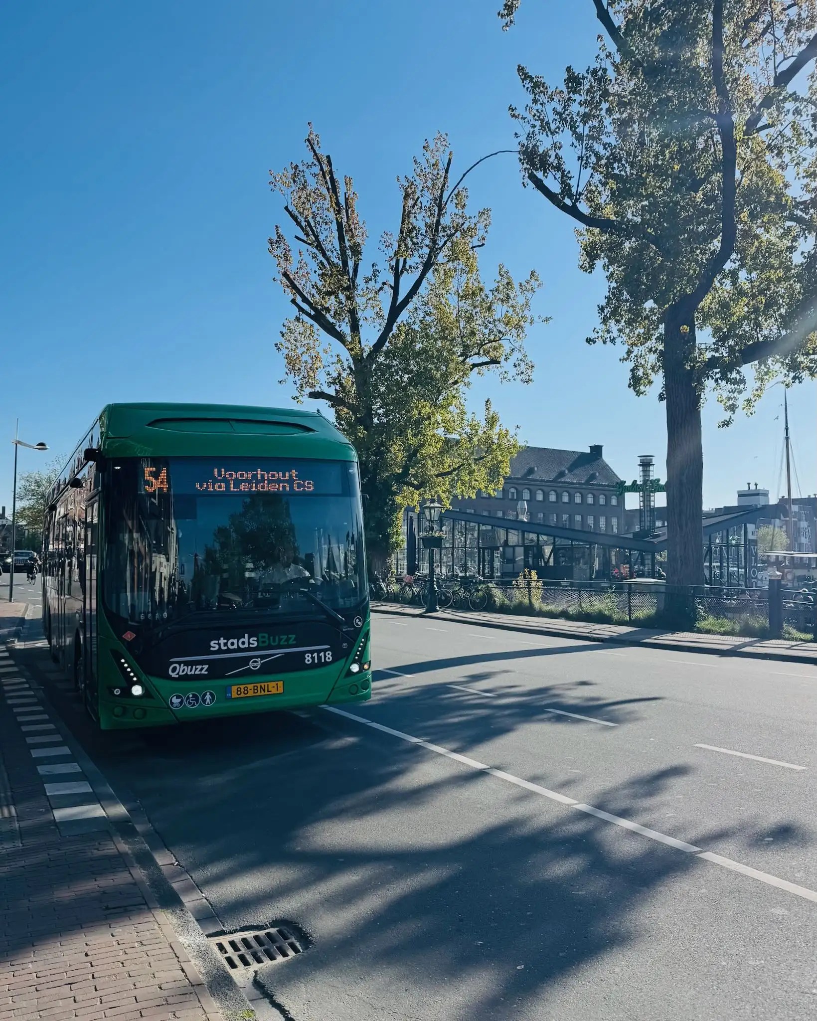 Leiden şehir içi ulaşım: yürüyüş, bisiklet ve toplu taşıma seçenekleri.