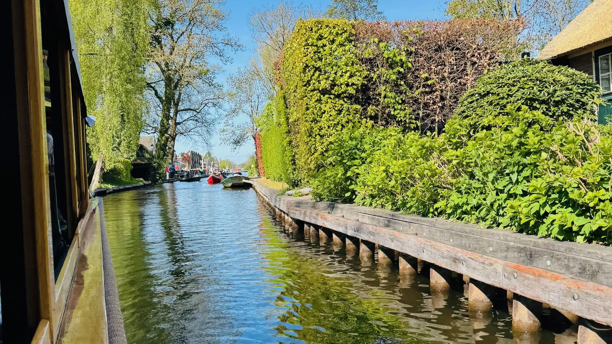 Amsterdam’dan Giethoorn’a Ulaşım: Tren, Otobüs, Araba ve Günübirlik Turlar İçin Kapsamlı Rehber.