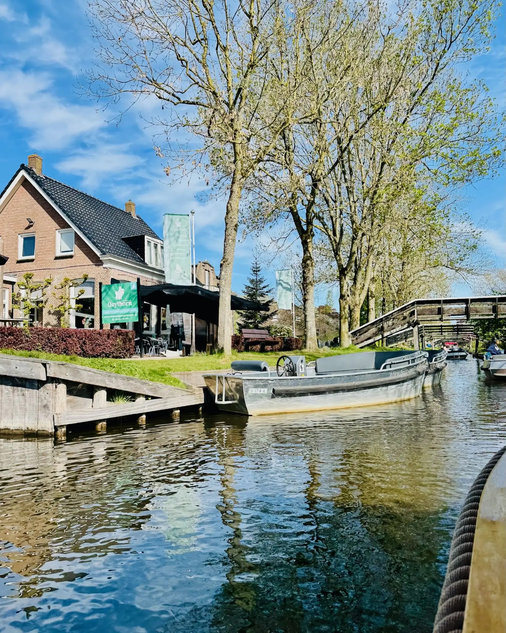 Giethoorn’da kanal turu – elektrikli botlarla masalsı köyde huzurlu bir yolculuk keyfi.