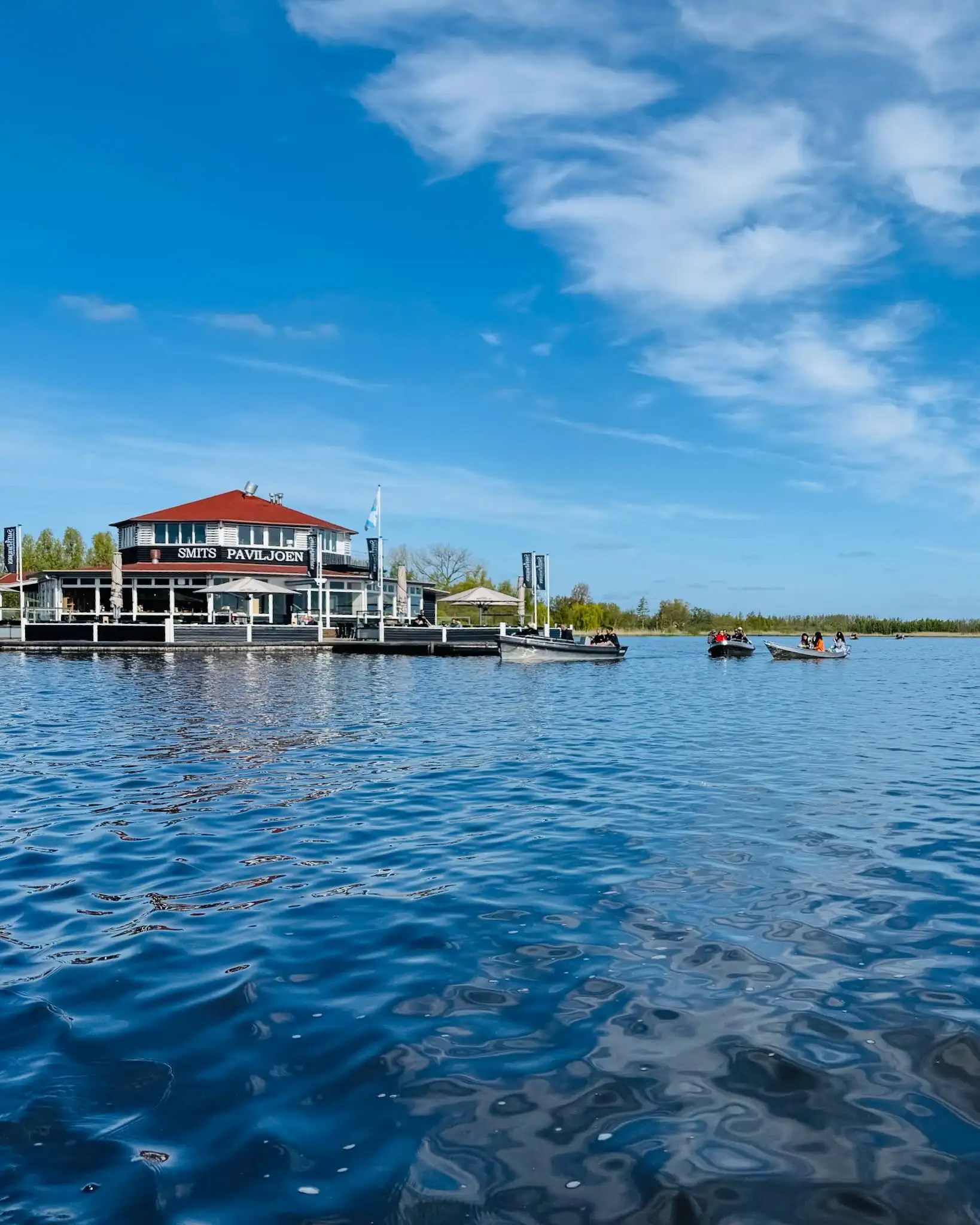 Bovenwijde gölü üzerinden geçen Giethoorn kanal turu – sazlıklar ve kuş sesleriyle keyifli deneyim.