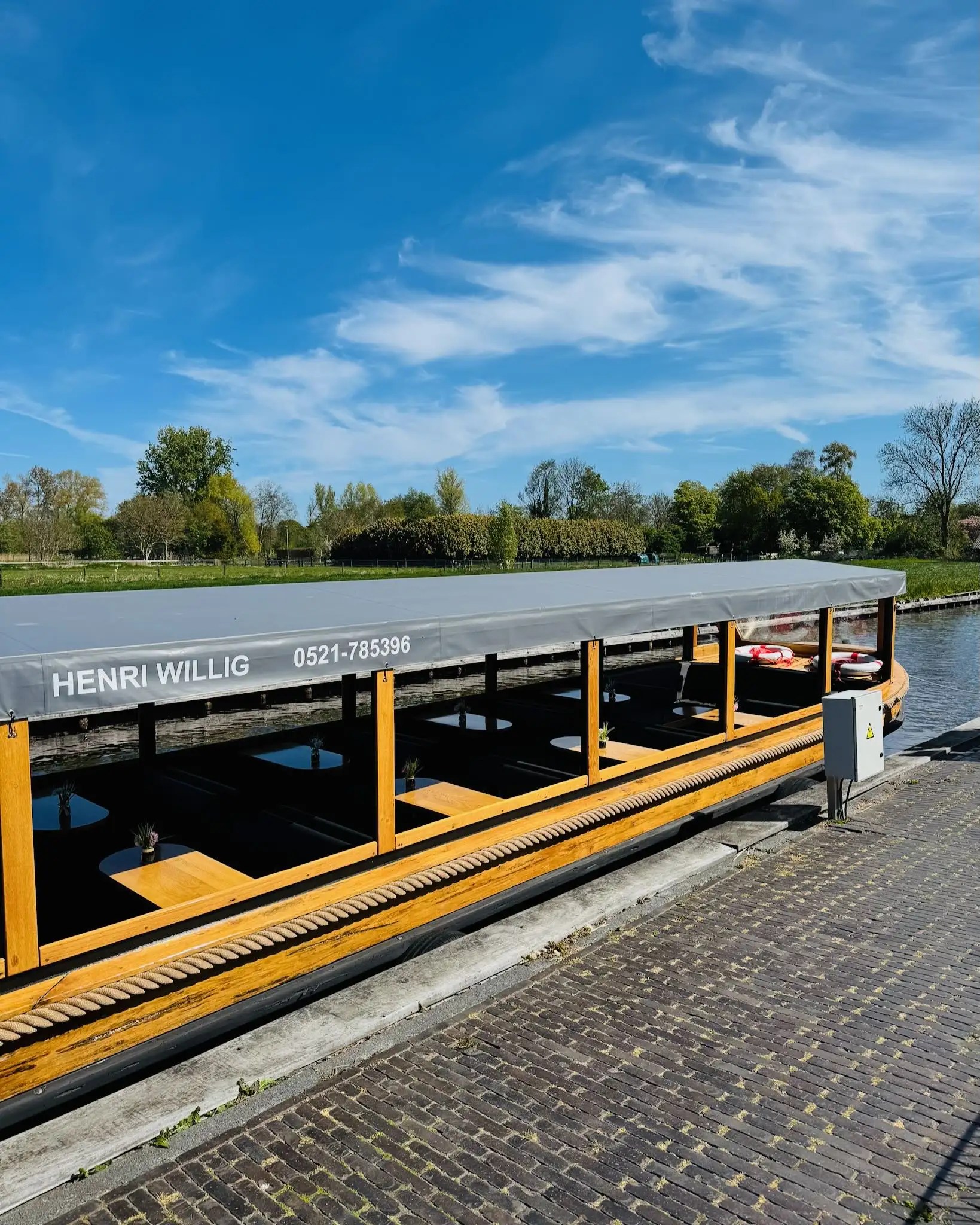 Giethoorn’da kahvaltı sonrası Henri Willig önünden b.aşlayan tekne turu