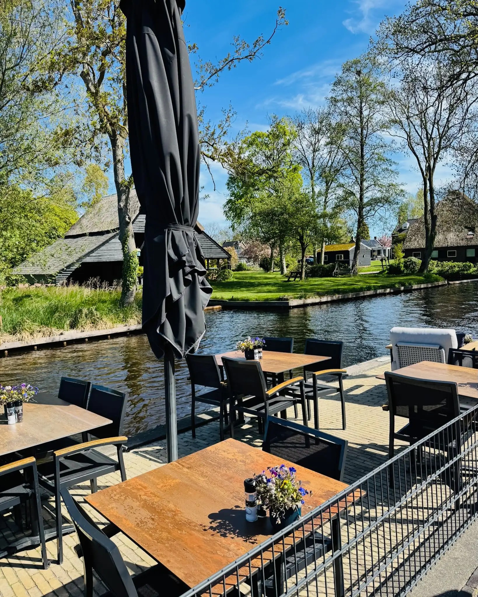 Sessiz köy Giethoorn’da ’t Achterhuus Cafe’nin huzurlu atmosferi.