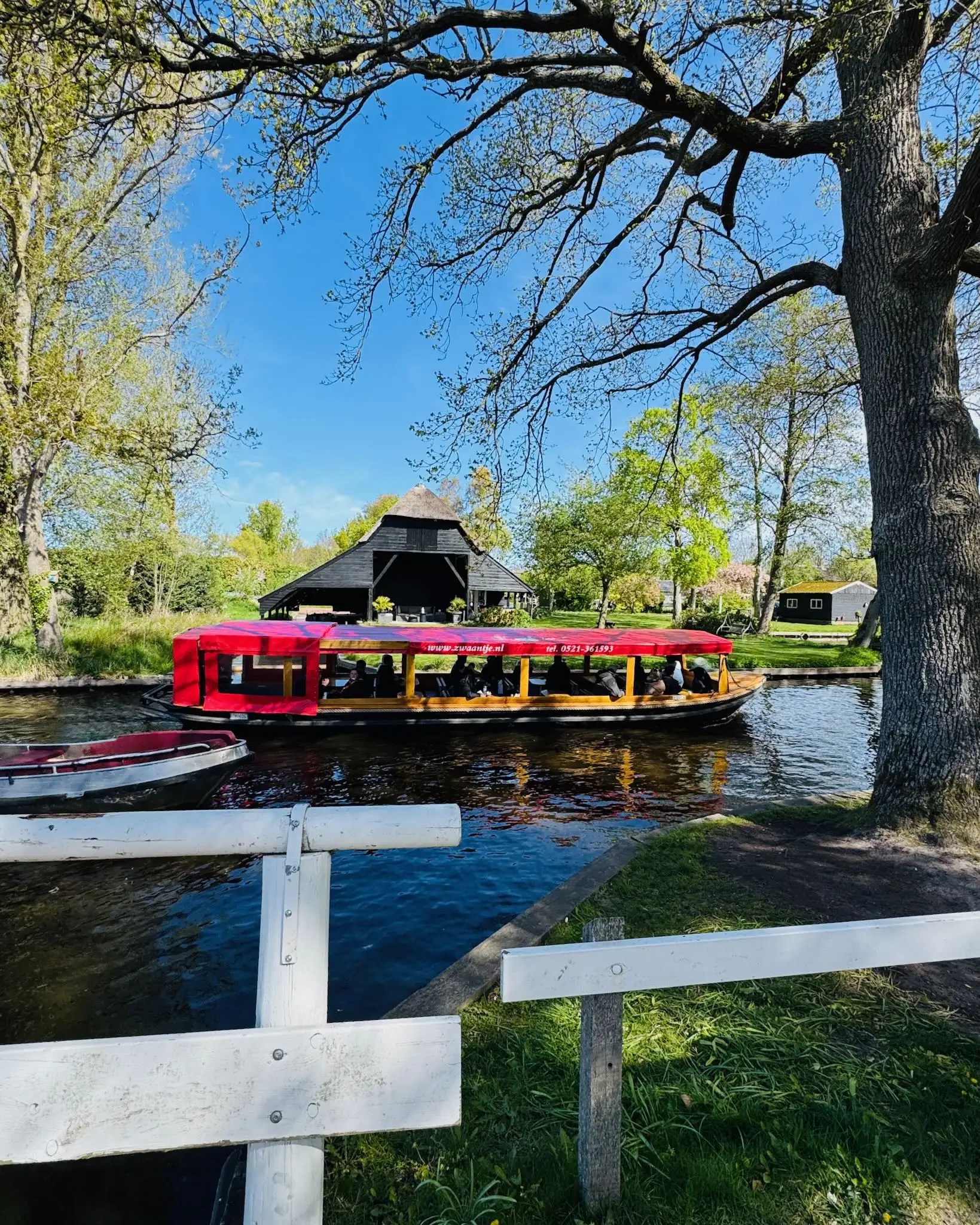 Giethoorn kanallarında tekne turu – ahşap köprüler ve çiçekli bahçeler eşliğinde keşif