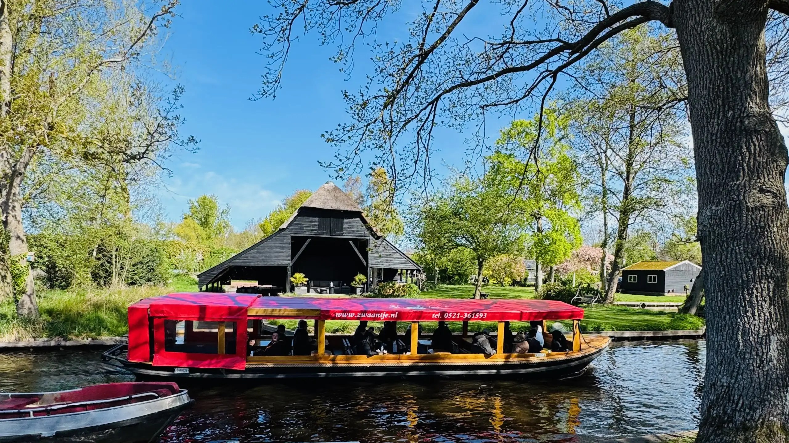 Giethoorn Ulaşım Rehberi: Hollanda’nın Masal Köyü Nerede, Amsterdam’dan Giethoorn’a Nasıl Gidilir? Tüm Ulaşım Seçeneklerini Keşfedin.