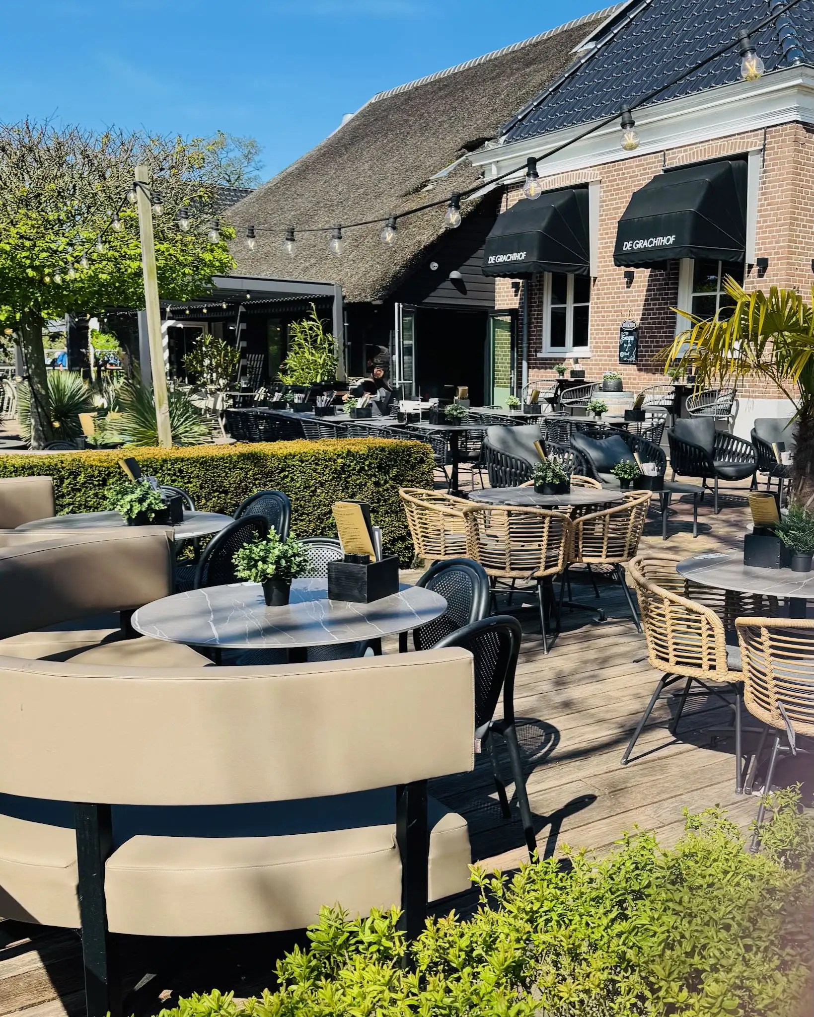 Giethoorn’da De Grachthof Restaurant – ana kanal üzerinde manzaralı teras.