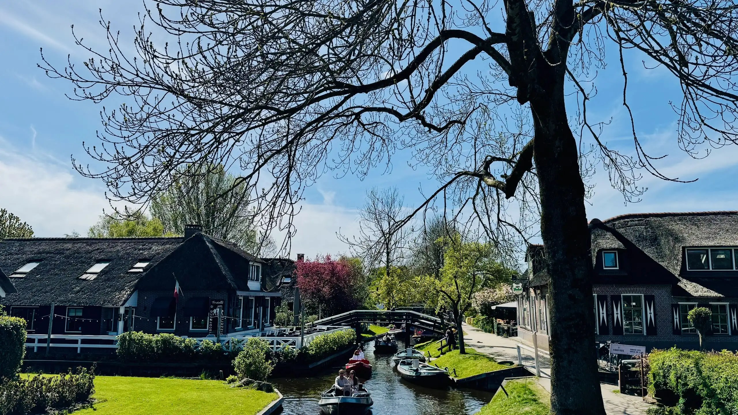Giethoorn Gezi Rehberi: Amsterdam’dan ulaşım, kanallarda tekne turu ve Hansel & Gretel Pancake House ile Hollanda’da masalsı bir gün.