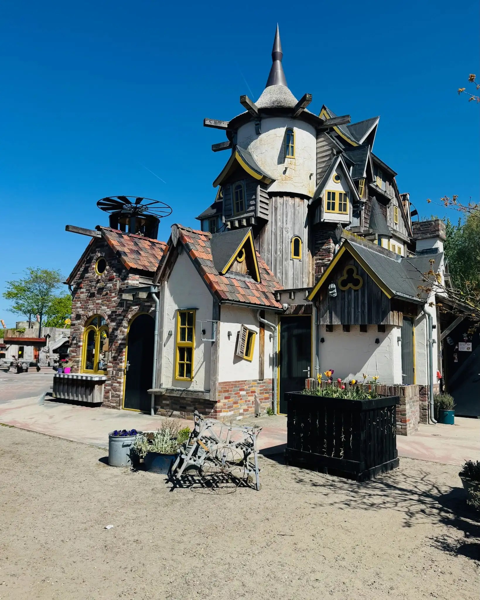 Hansel & Gretel Pancake House – geniş oyun alanları ve cadı evleriyle çocuklar için eğlenceli durak.
