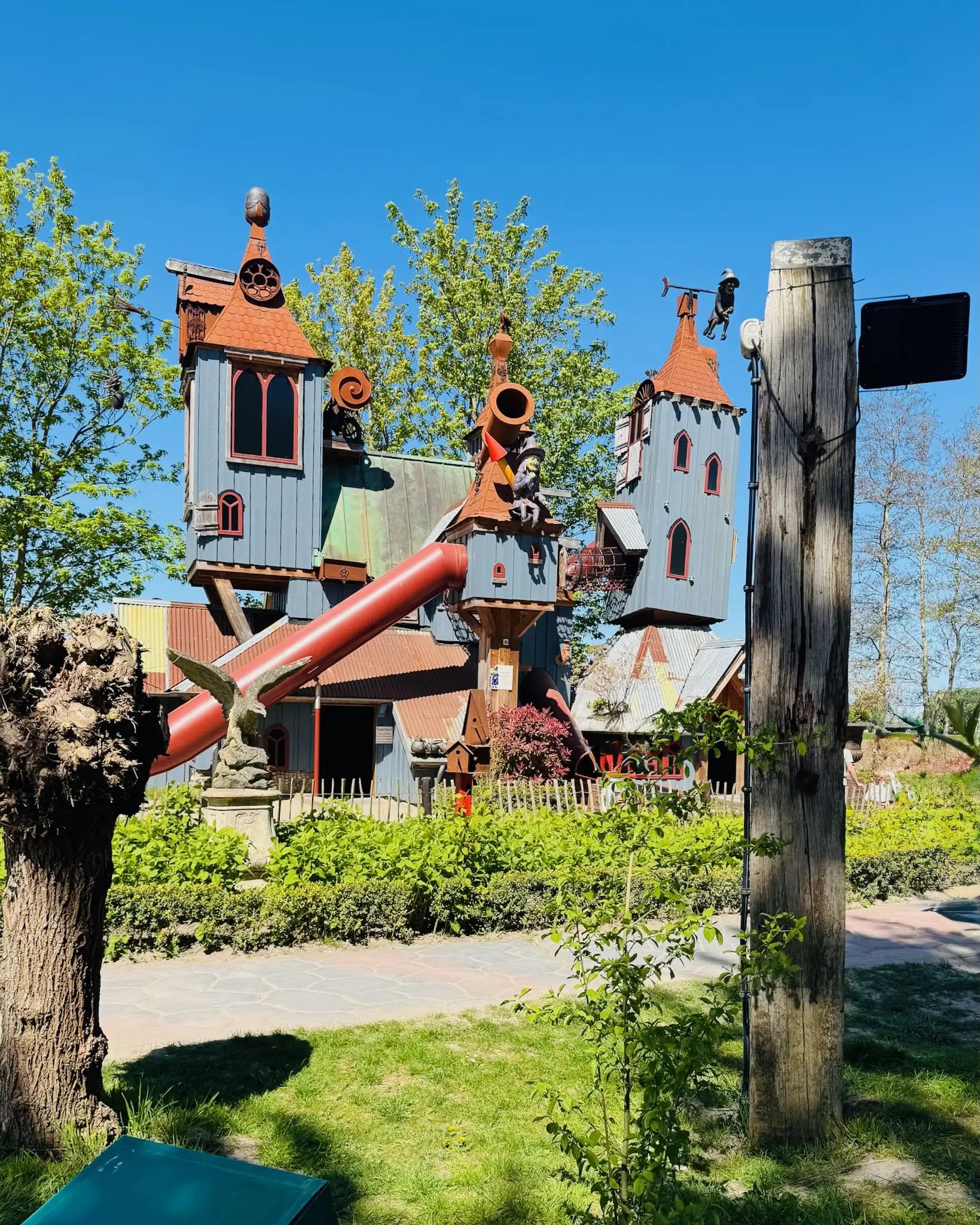 Hansel & Gretel Pancake House – geniş oyun alanları ve cadı evleriyle çocuklar için eğlenceli durak.