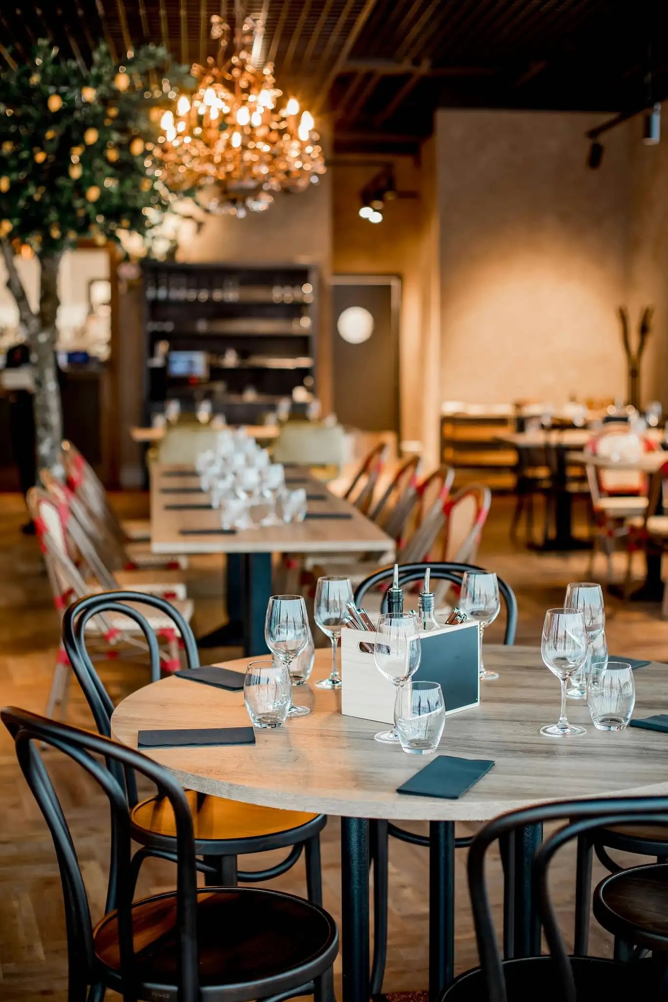 Kopenhag Yeme İçme Rehberi: Kopenhag’da Michelin yıldızlı restoranları keşfedin; dünya çapında ödüllü şeflerin hazırladığı özel menülerle şehrin gastronomi kültürünü deneyimleyin.