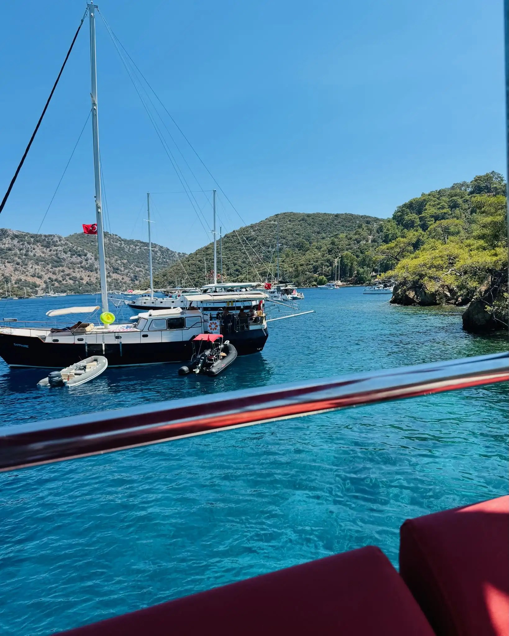 Göcek’te tekne kiralama hakkında bilmeniz gerekenler: Koy önerileri, yemek düzeni ve pratik tatil ipuçları.