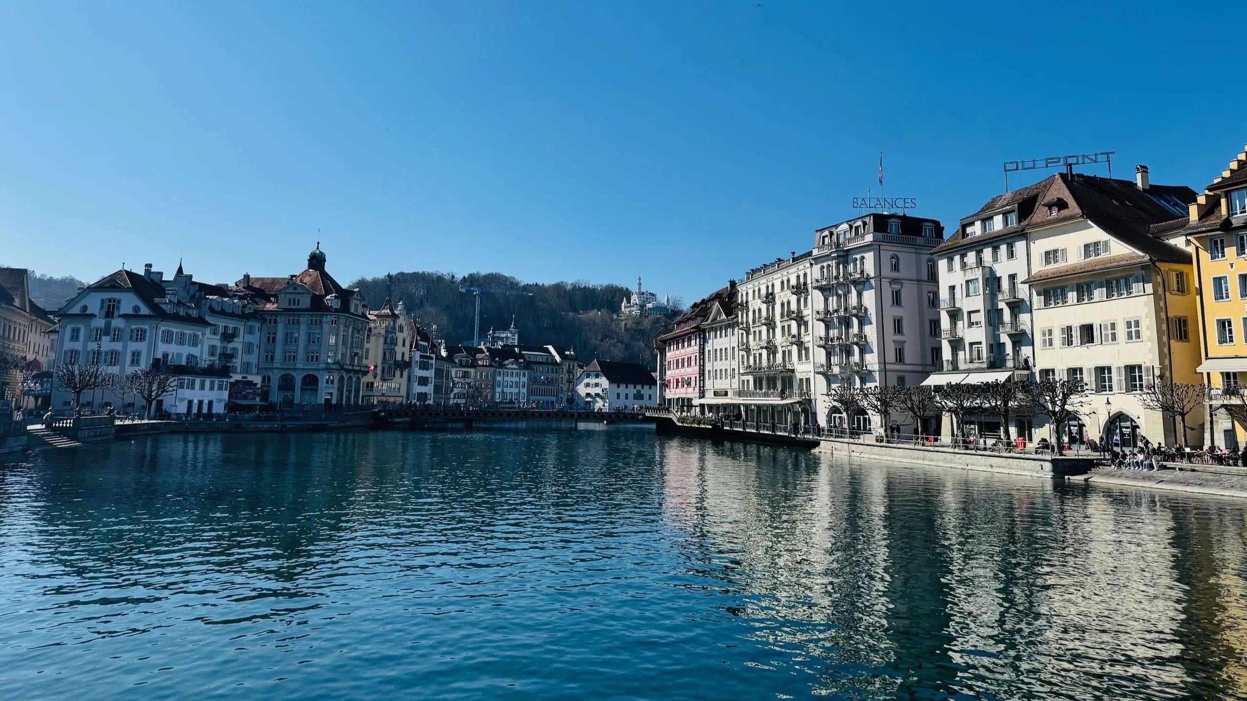 Şehir merkezindeki oteller, Luzern’in tarihi sokaklarına ve göl manzarasına birkaç adımda ulaşma imkânı sunuyor. Bu yazıda, farklı bütçelere uygun konaklama alternatiflerini bulabilirsiniz.