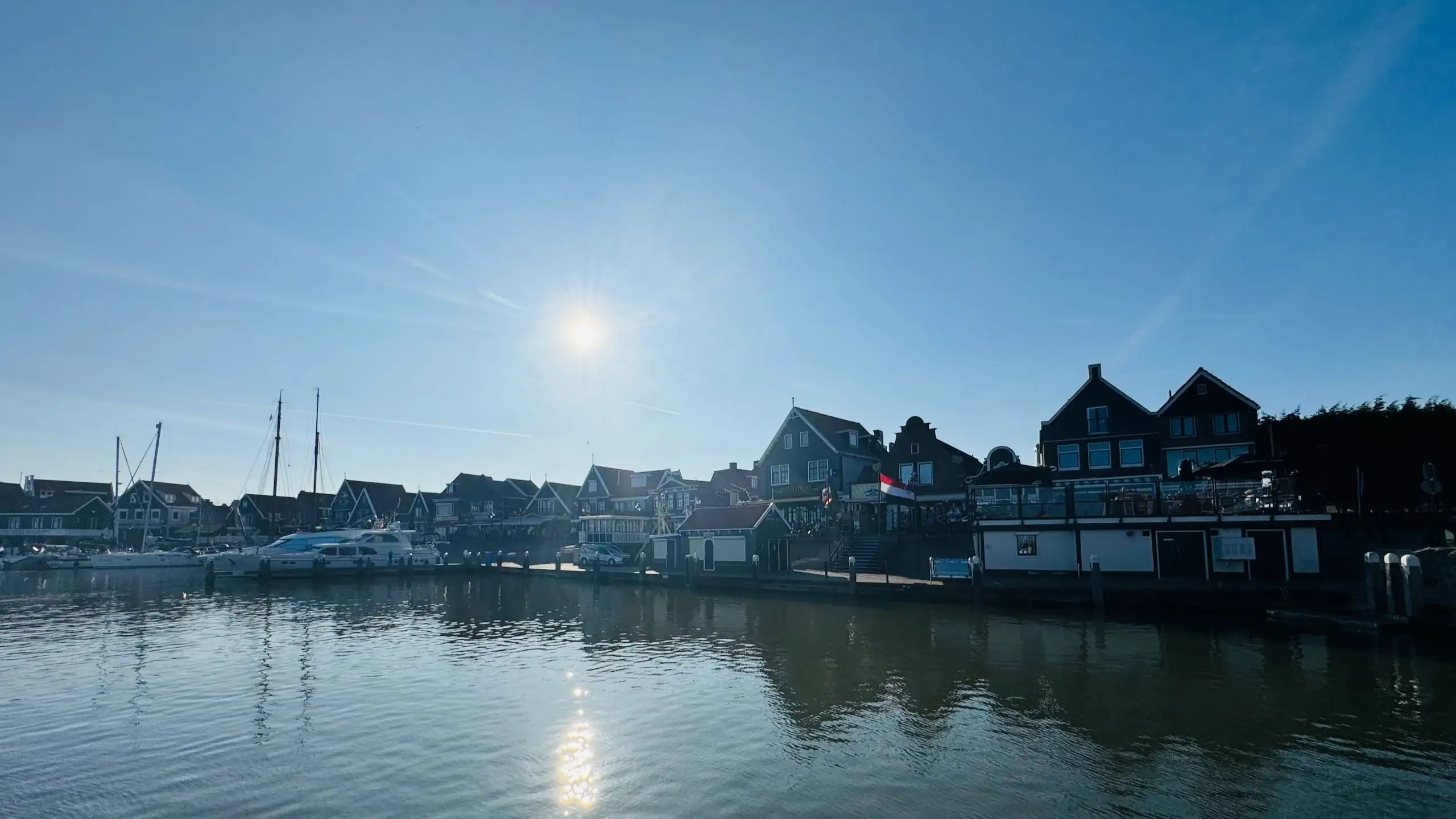 Amsterdam’dan Volendam’a ulaşım rehberi: Otobüs, araç ve bisiklet seçenekleri; bilet fiyatları ve pratik ipuçları bu rehberde sizi bekliyor.