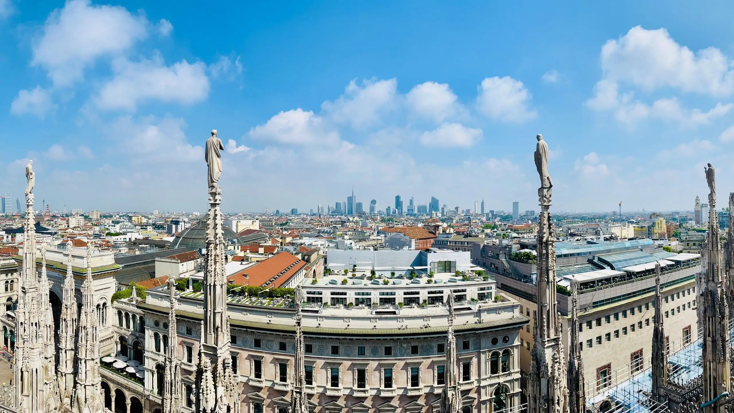Milano’da nerede kalınır? Brera, Porta Venezia, Centrale, Navigli, Duomo ve Porta Garibaldi bölgeleriyle en iyi otel önerilerini keşfedin. Seyahatiniz için en uygun konaklama rehberi burada.