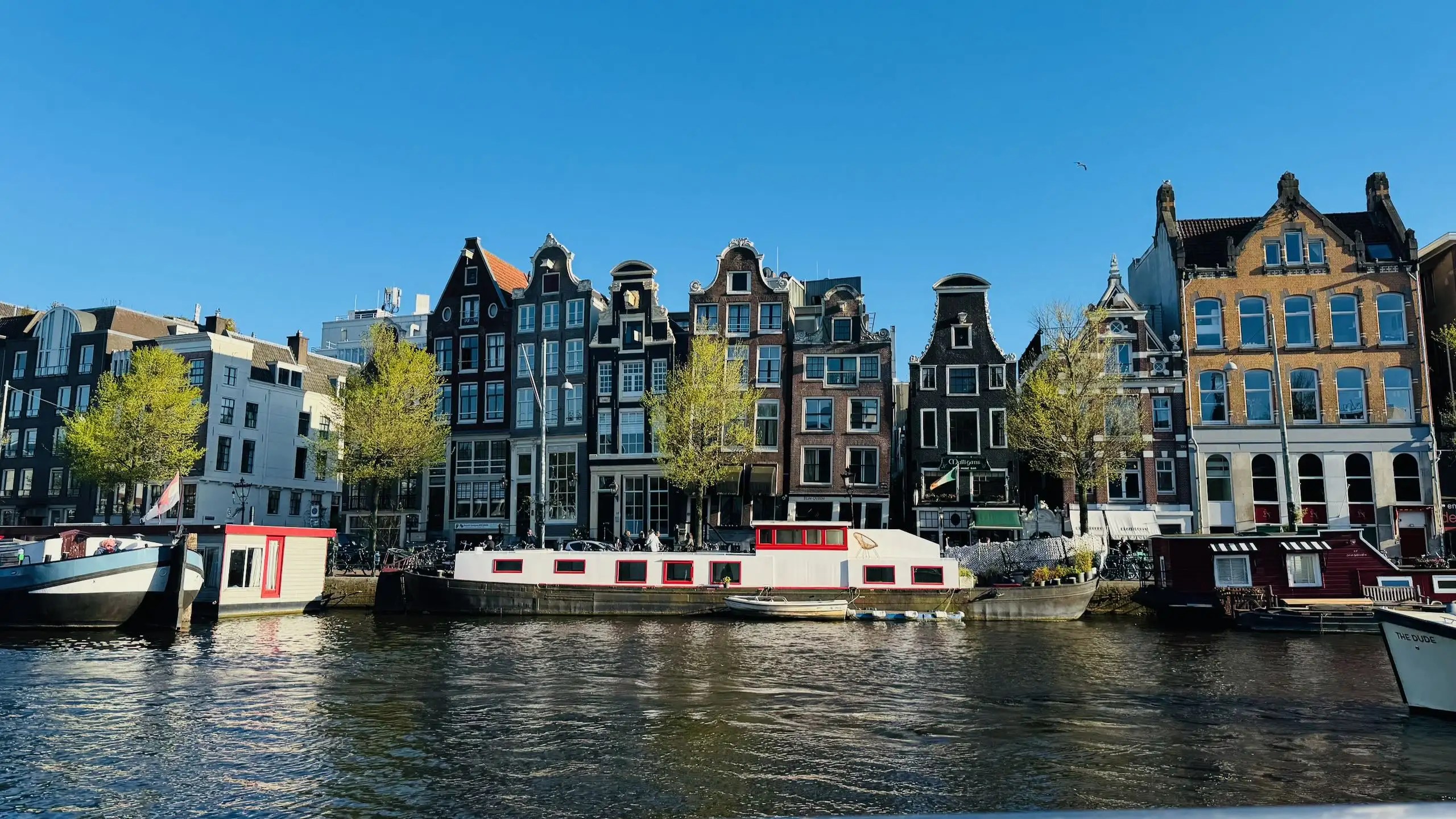 Amsterdam Çevresinde Konaklama: Öne Çıkan Bölgeler ve Oteller