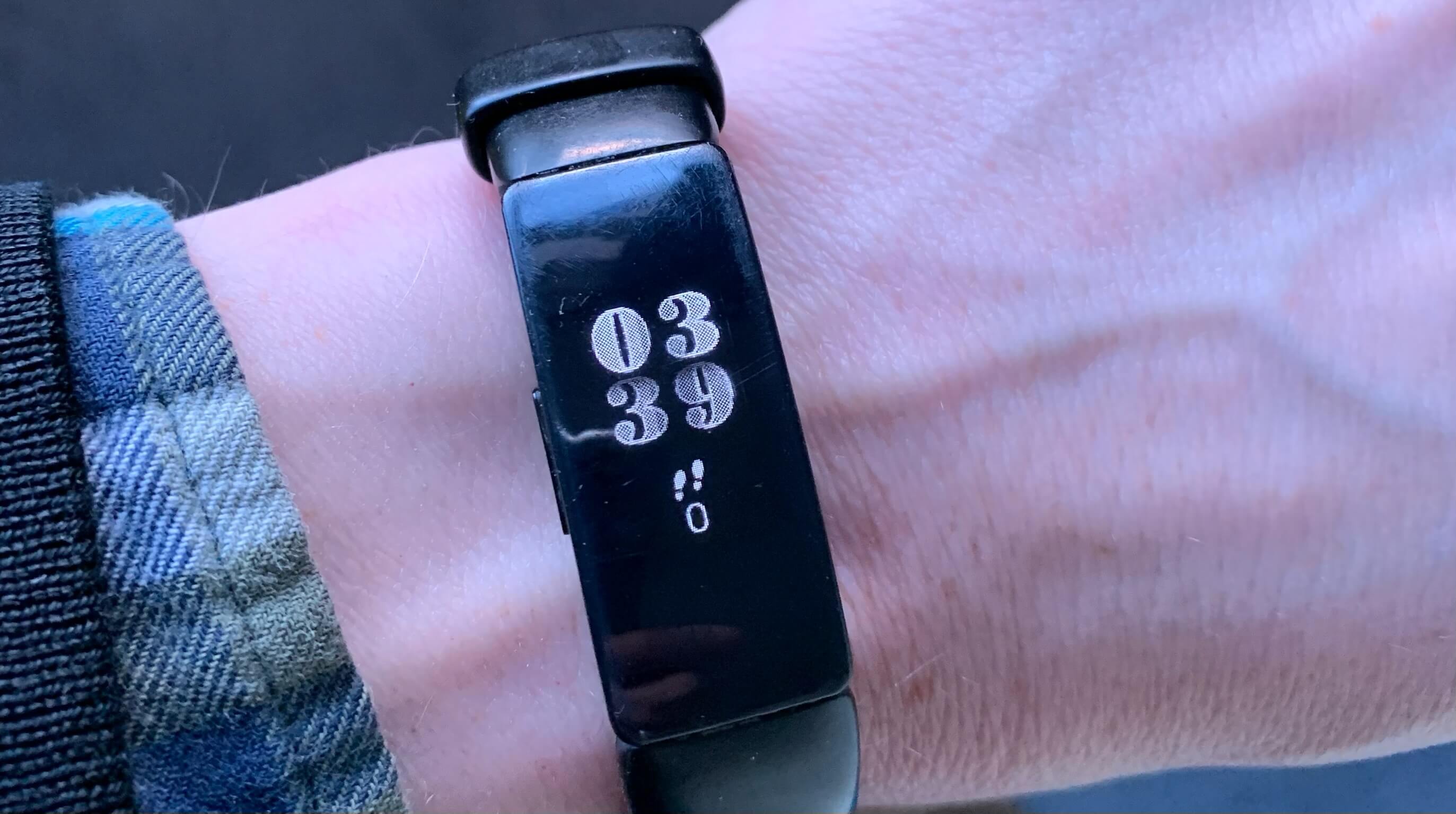 A Fitbit wrist pedometer or fitness wearable reads 0 steps, to underline the pointlessness of step counting. Photo by Nicholas Blackmore.