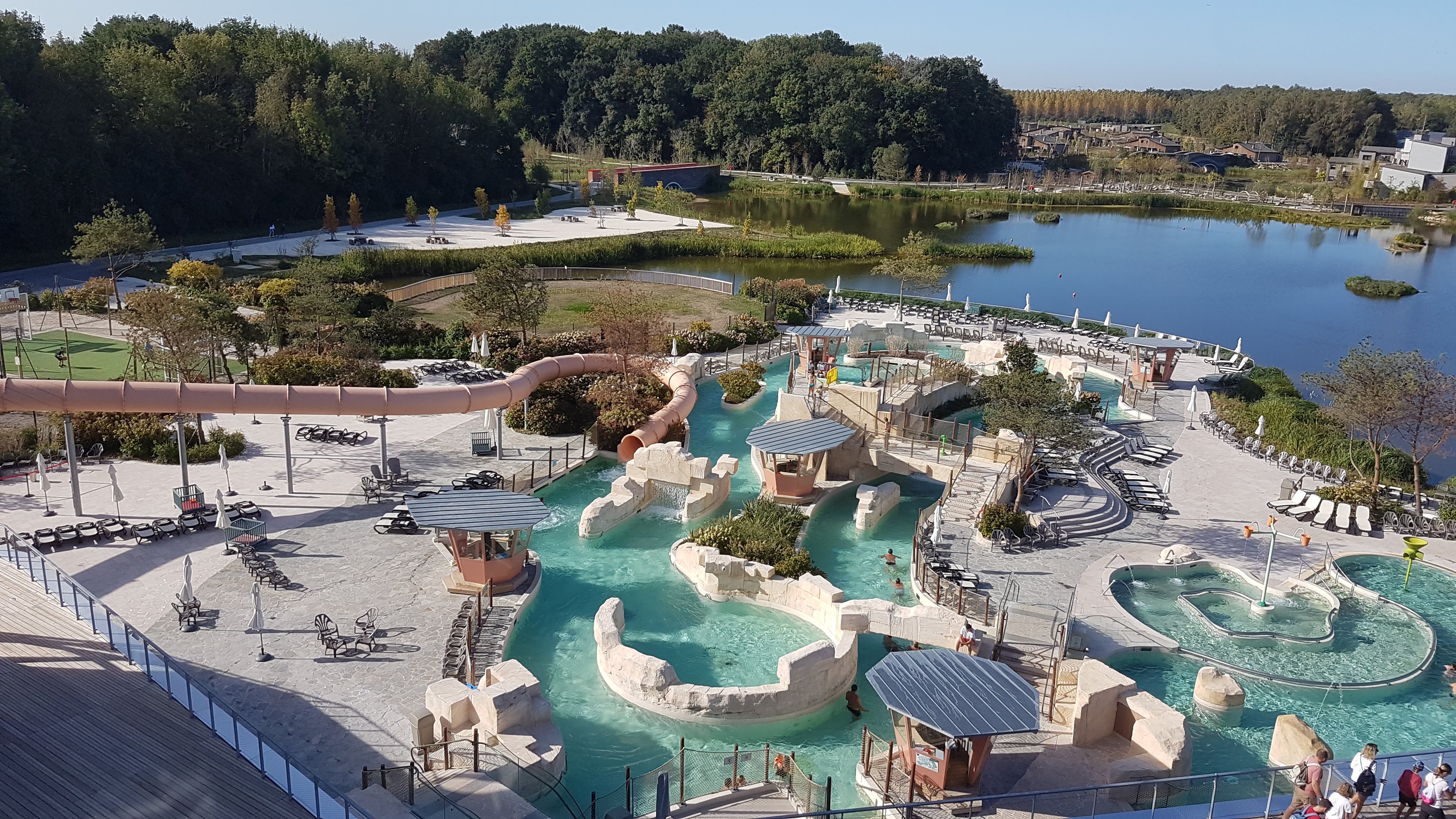 Piscine Exterieure Avec Rue Commerces De L Autre Cote Du Lac Picture Of Villages Nature Paris Bailly Romainvilliers Tripadvisor