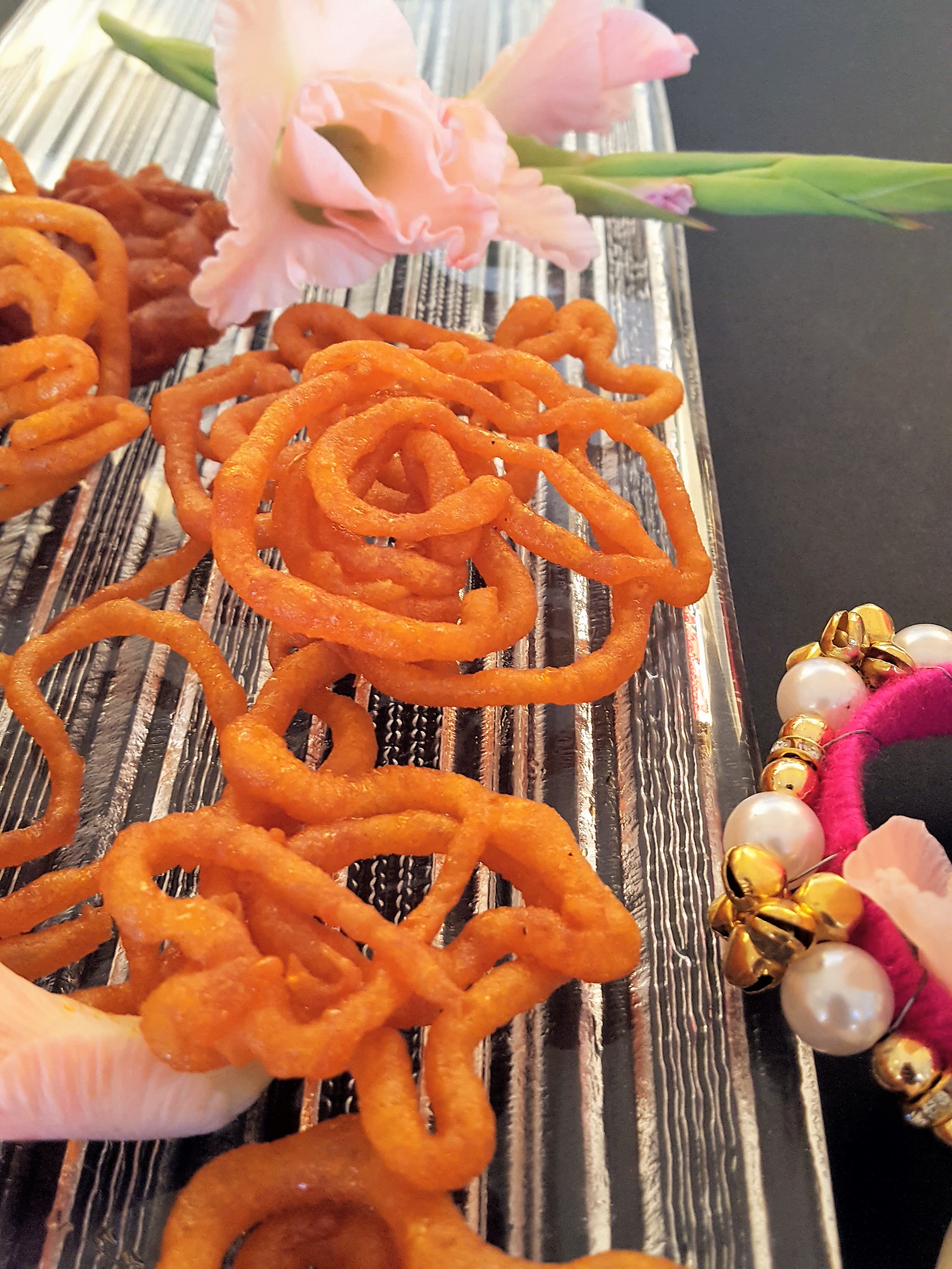 Gateau Moutail Jalebis Soak the jalebis in sugar syrup for 2-3 minutes.