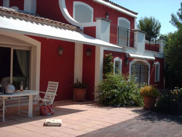 Les différentes nuances du rouge font souvent partie des designs extérieurs de style rustique, mais elles s'associent . Des Couleurs A La Volet