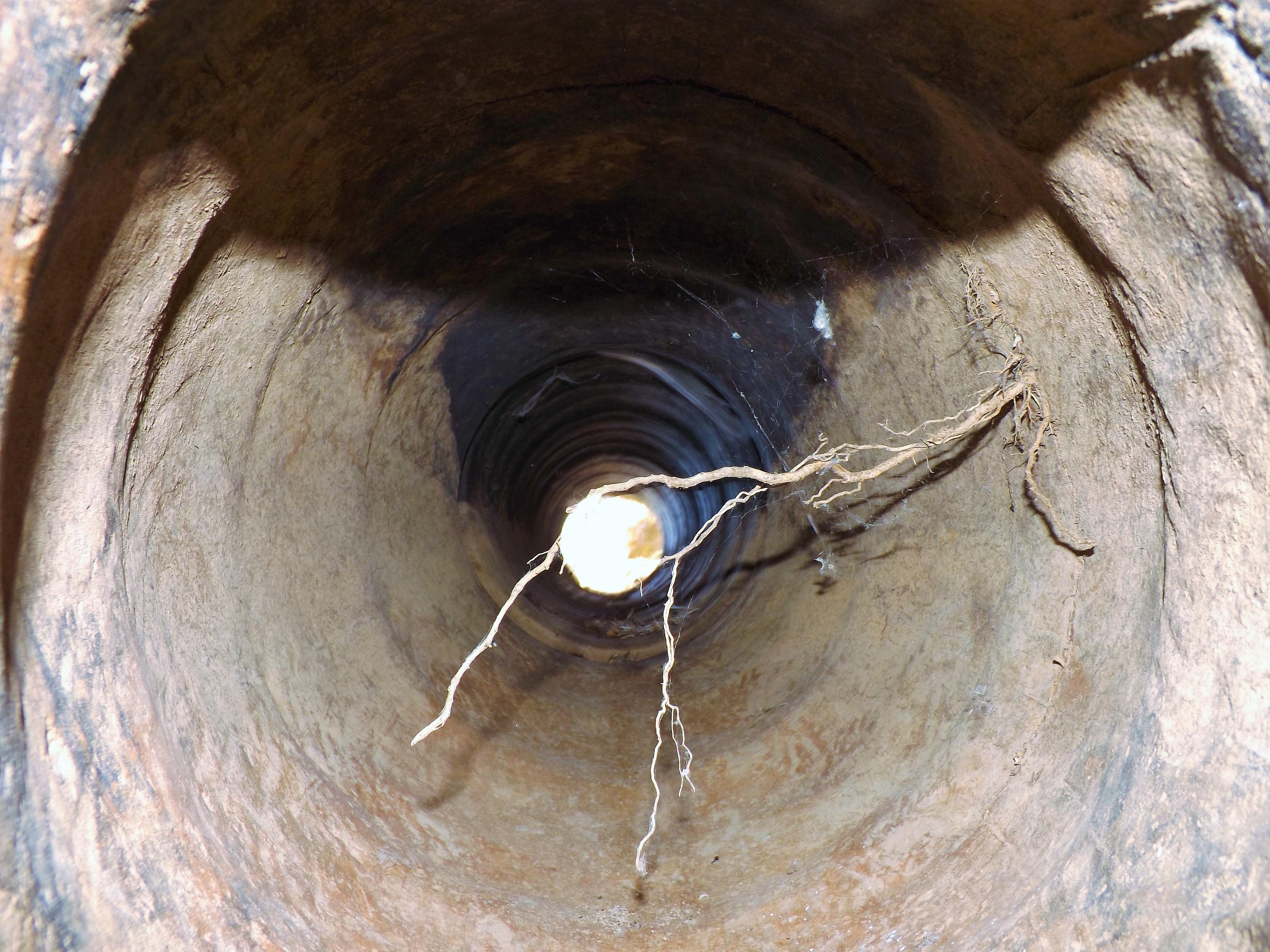 Por aqui entraria a água vinda da levada, que iria fazer rodar o rodízio desta velha azenha.