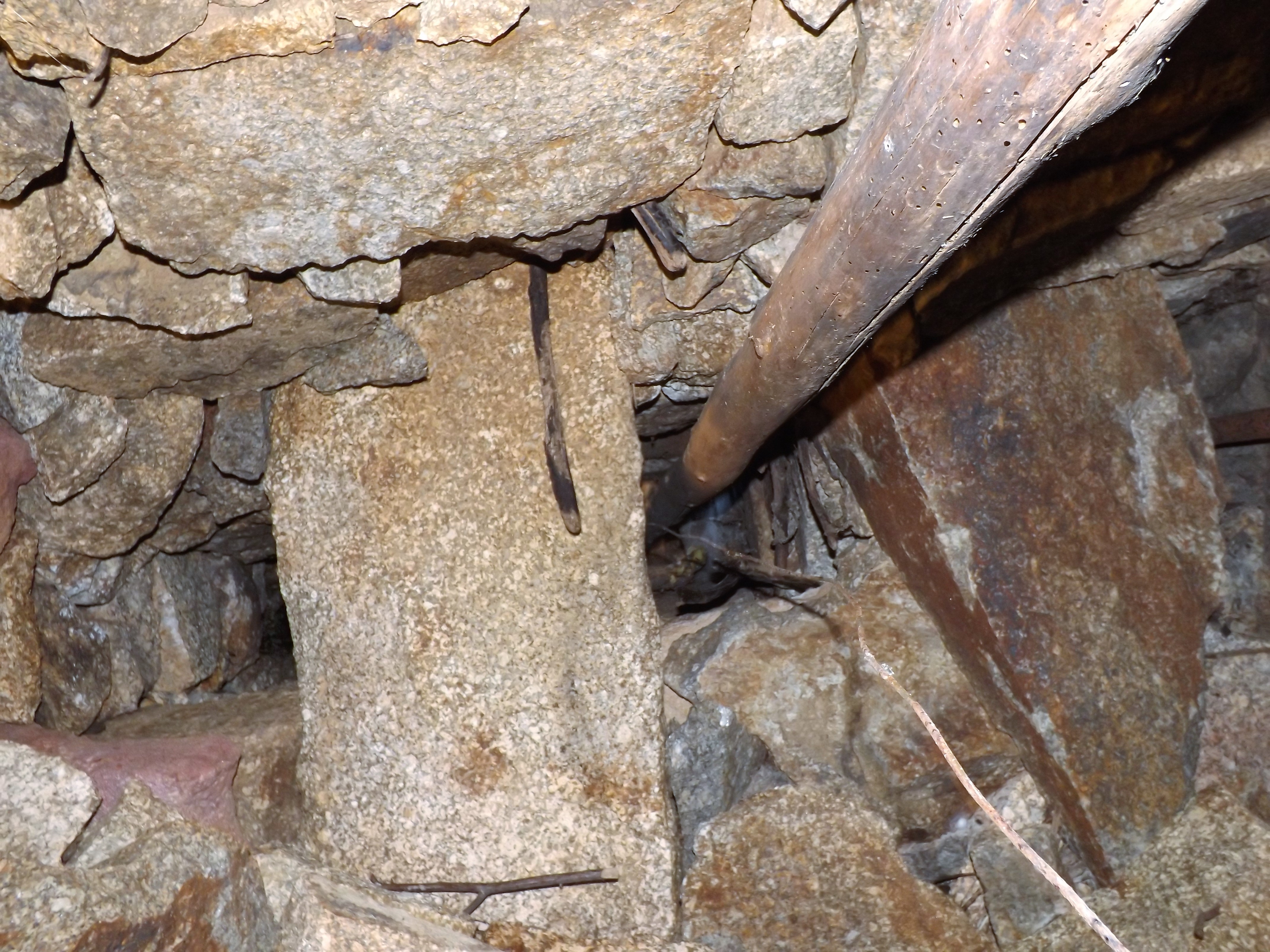 Aqui não há soalhos, o tecto do cabouco desta azenha é mesmo de pedra, enormes lages.