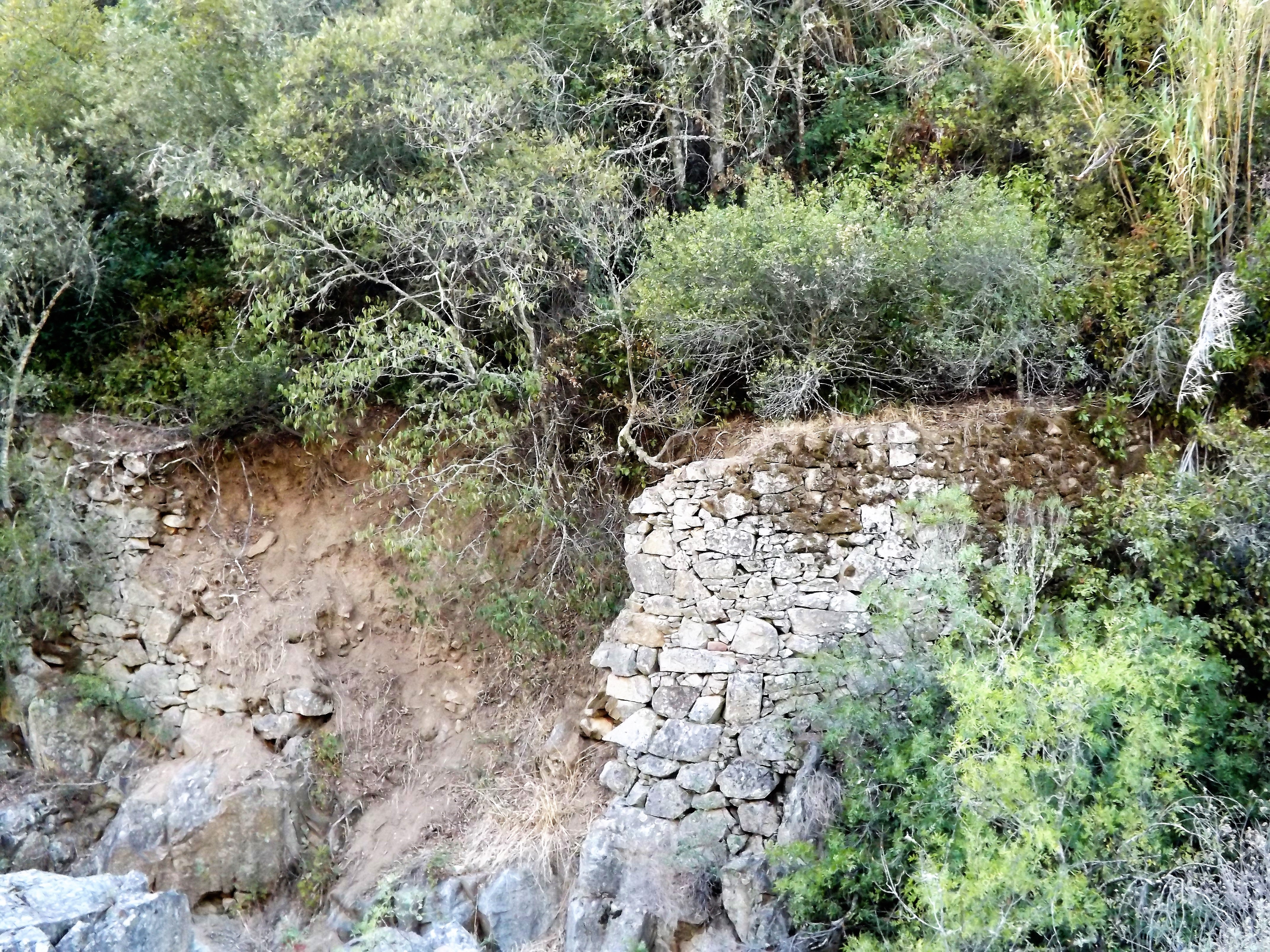 Grandes muros foram ali erguidos em tempos.