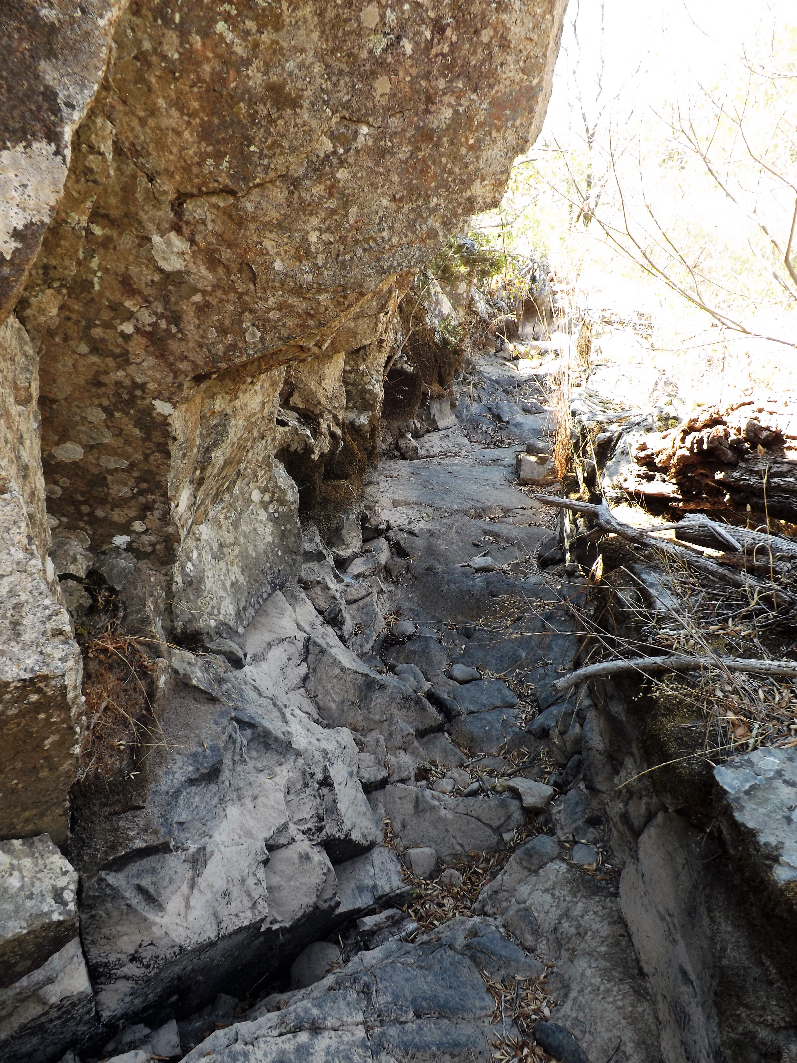 Estas antigas levadas serviam para conduzir a água por gravidade até ao "cabouco" das azenhas existentes mais abaixo.