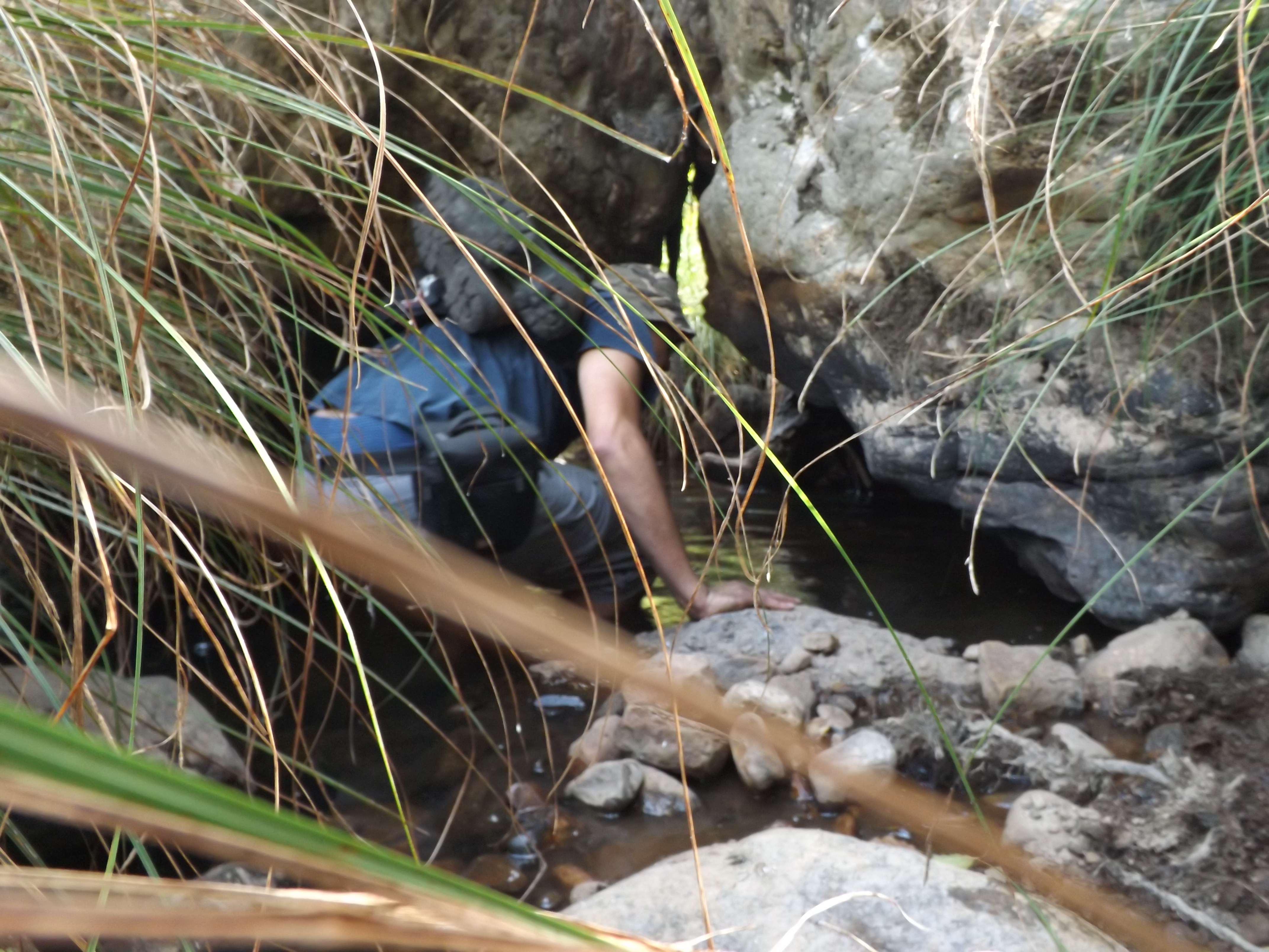 Quando é mais difícil seguir por terra há que improvisar. Botas ás costas e lá vamos nós.