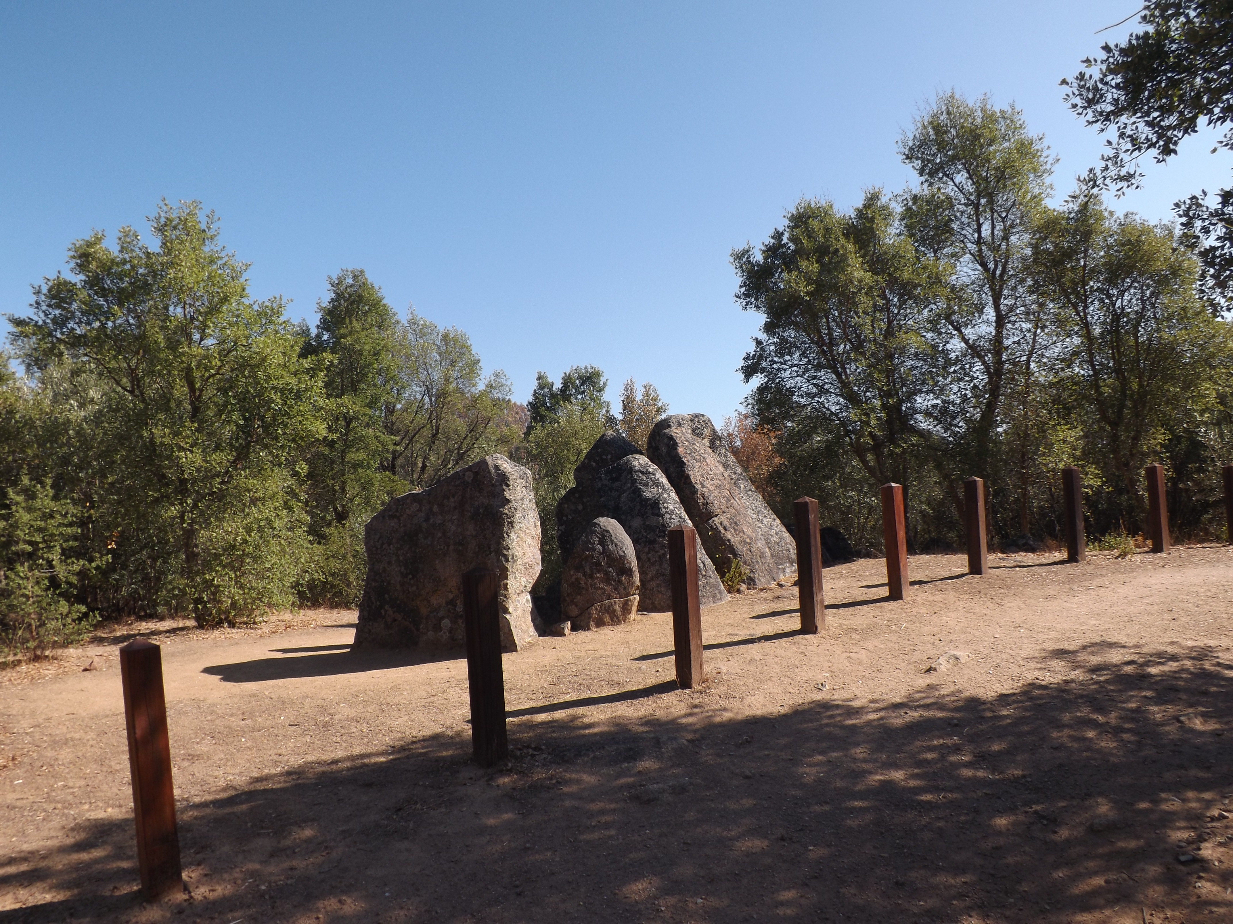 A Anta do Penedo Gordo (Concelho do Gavião) é composta por blocos de granito, ao contrário das antas encontradas no Concelho de Mação que são construídas em xisto.