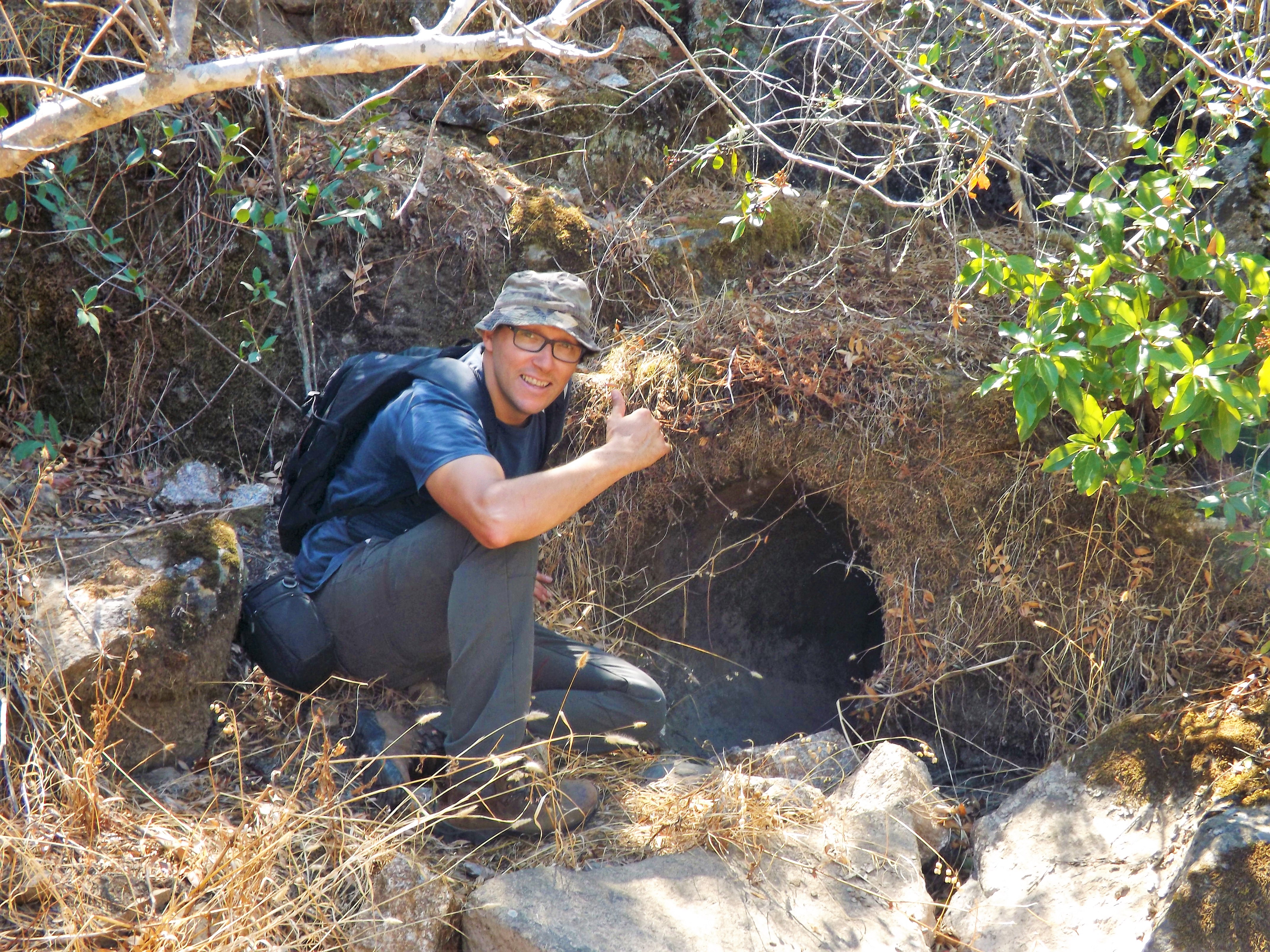 Seguindo pela antiga levada de água chego à velha azenha que tinha avistado lá do alto.