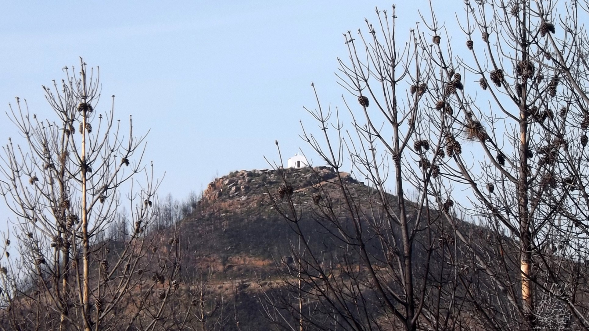 Lá no alto a Capela de São Gens.