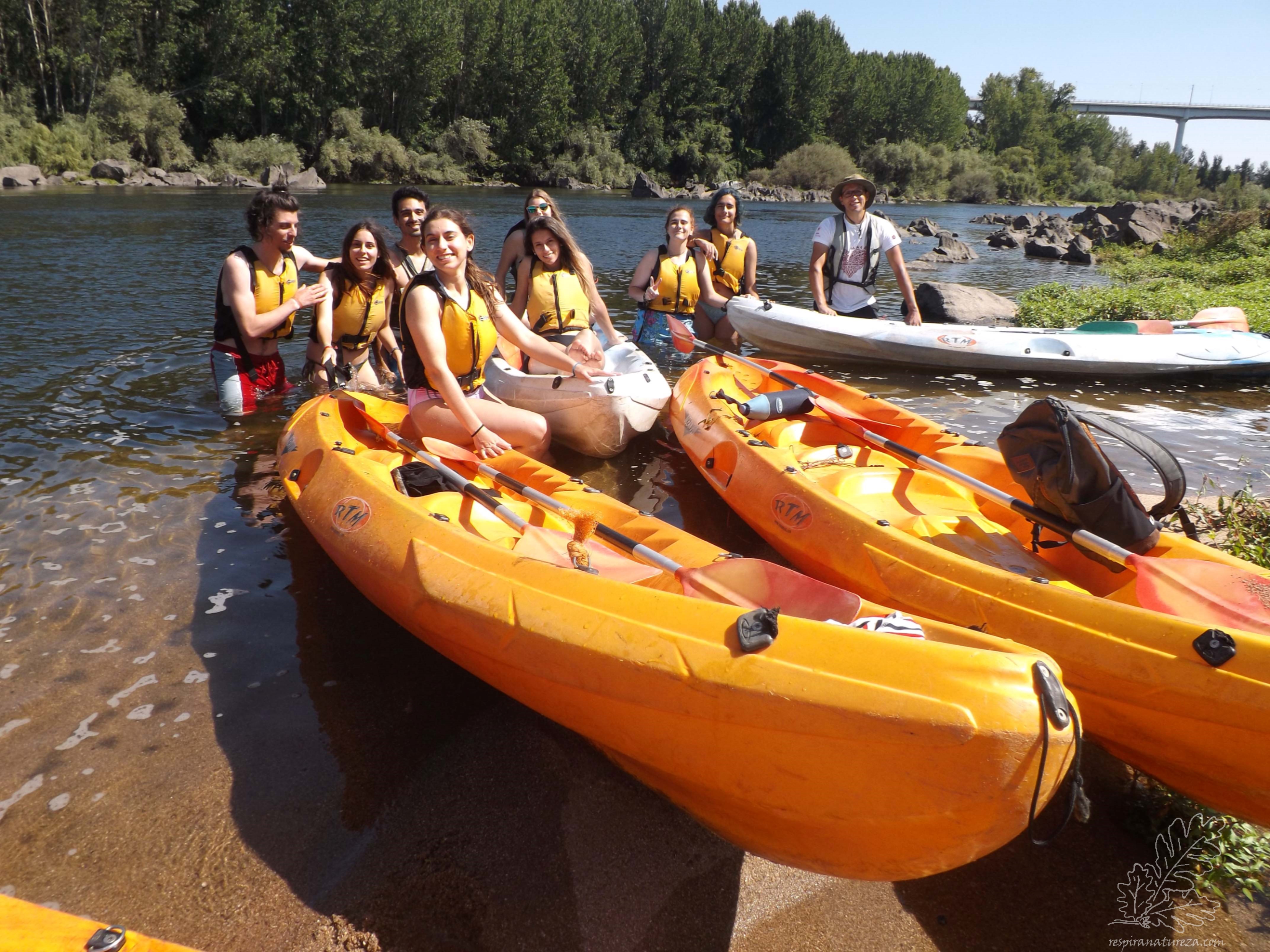 Um pequeno banco de areia é um convite a mais uma paragem, esticar as pernas e um pouco de conversa. E claro uma foto de grupo, o Arlindo ficou atrás da máquina fotográfica!