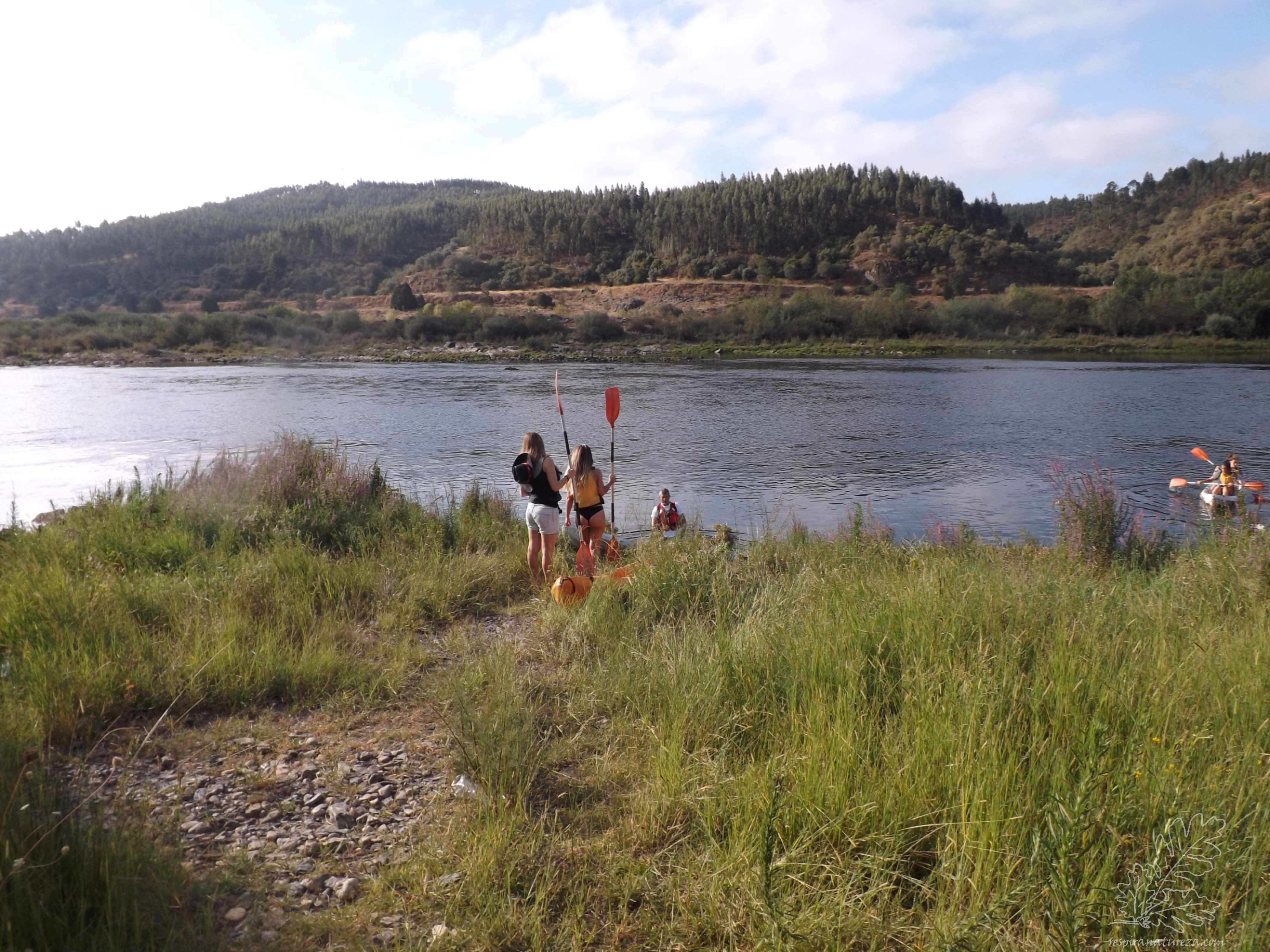 A entrada no rio foi feita junto à aldeia dos pescadores na Ortiga.