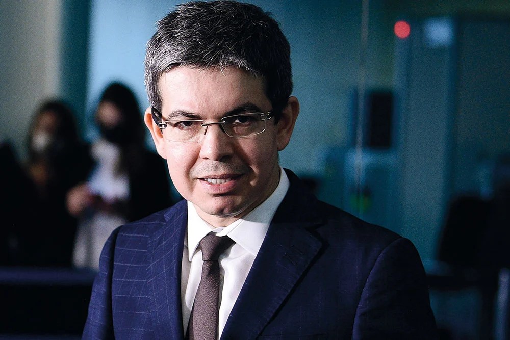 Randolfe diz que “nos curvamos”, após Alcolumbre manter quebra de sigilo de Lulinha