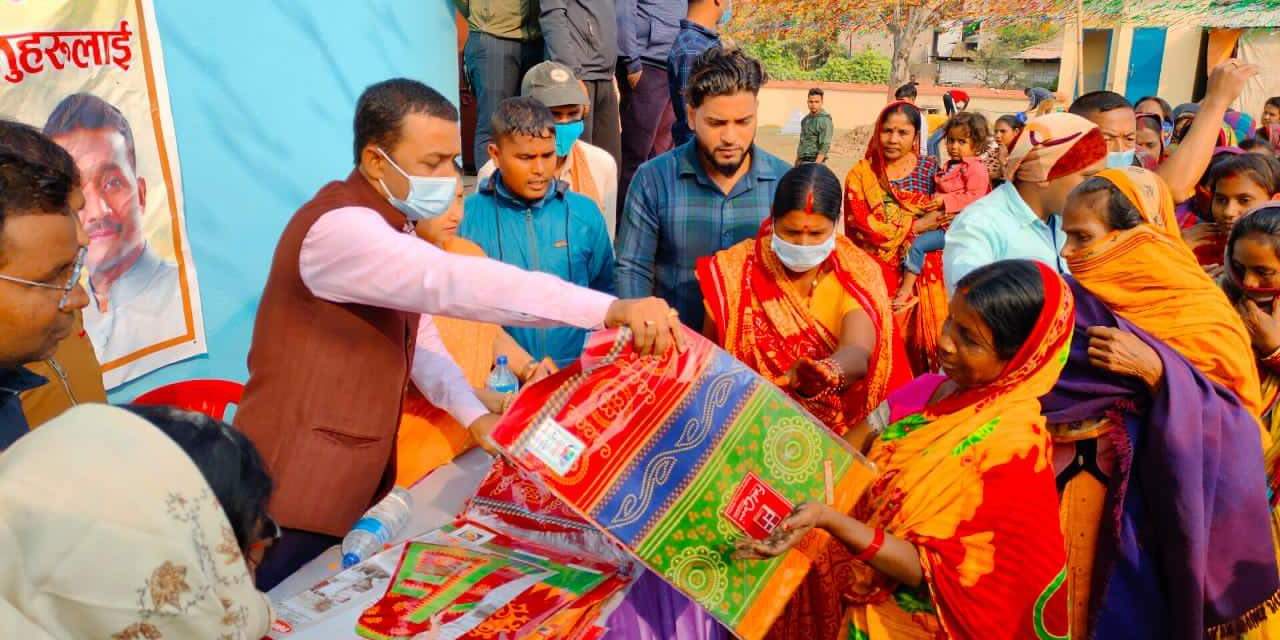 छठको उपलक्ष्यमा व्रतालुहरुलाई सासंद यादव द्वारा तेस्रो दिन पनि साड़ी वितरण