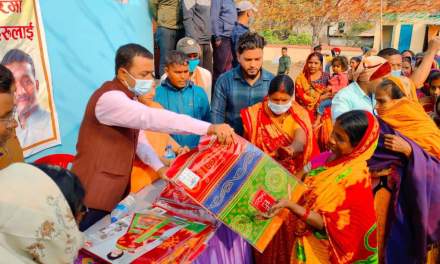 छठको उपलक्ष्यमा व्रतालुहरुलाई सासंद यादव द्वारा तेस्रो दिन पनि साड़ी वितरण