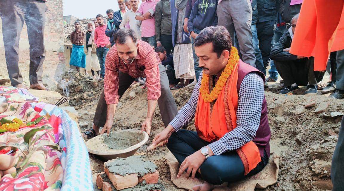 मनियारमा ५० लाखको लागतमा सडक बन्दै, सांसद् यादवले गरे शिलन्यास