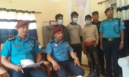 हत्यामा संलग्न तिन जना अभियुक्तलाई प्रहरीद्वारा सार्बजनिक