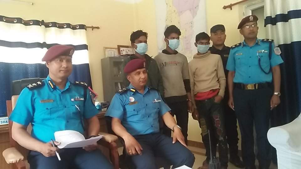 हत्यामा संलग्न तिन जना अभियुक्तलाई प्रहरीद्वारा सार्बजनिक 