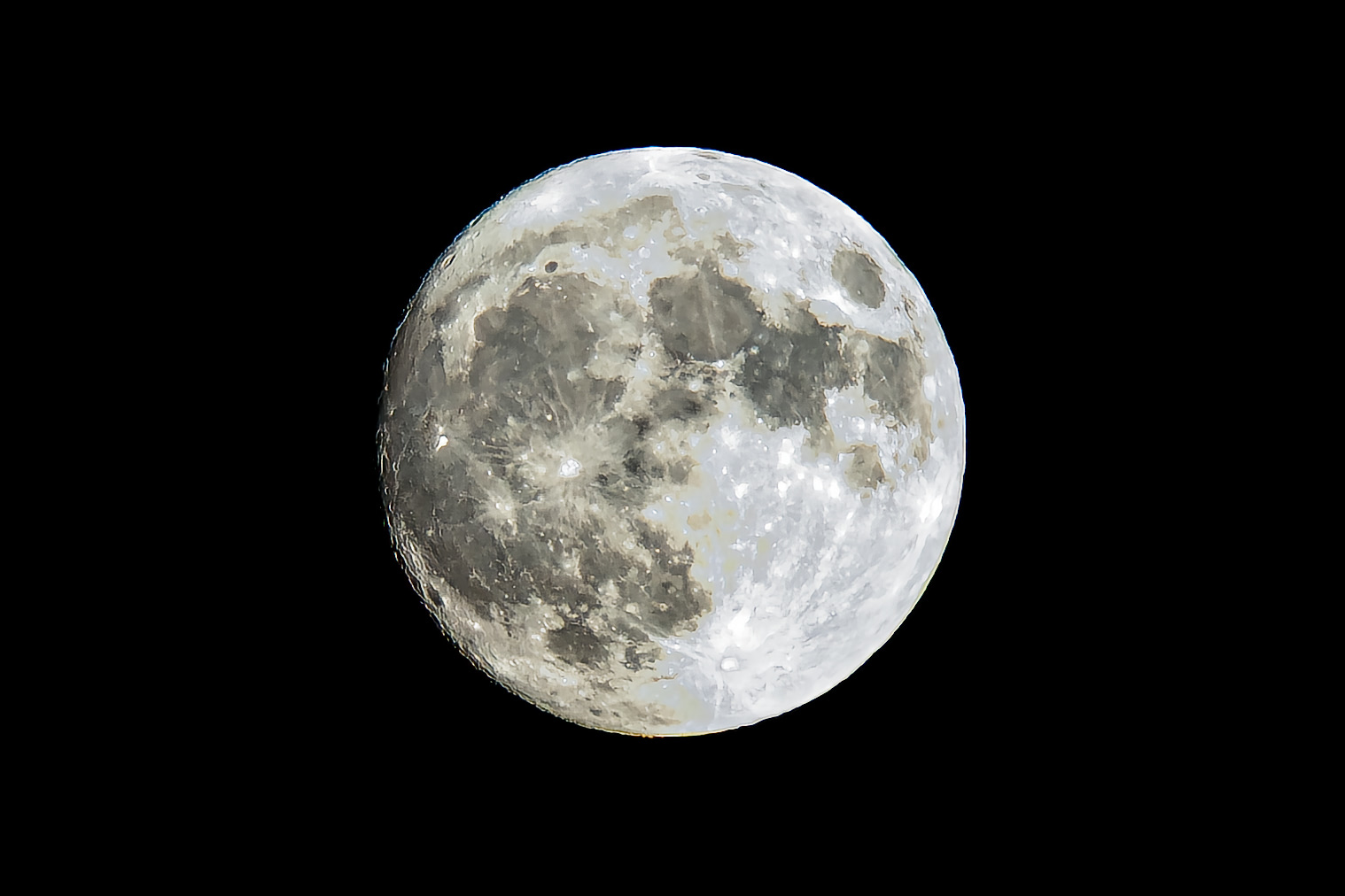 Amazing full moon shot on a 1.6 crop frame sensor.