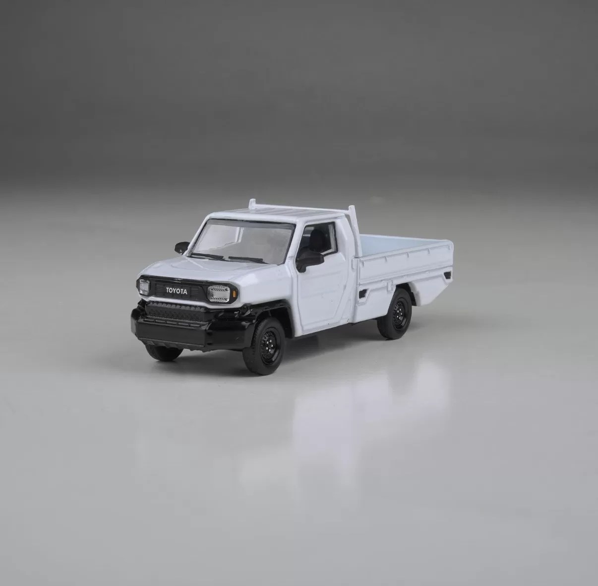Para64 1/64 - 2025 Toyota Hilux Champ Tamaraw Super White - PB-65703