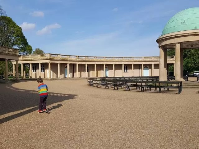 scooting alongside the rotunda