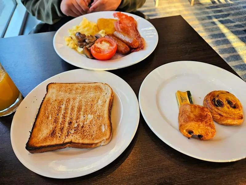 full irish breakfast and toast