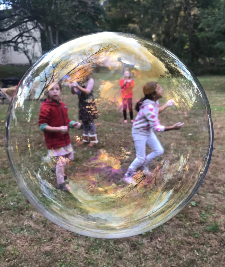 How to Choose Entertainment That Keeps Kids Smiling and Grown-Ups Relaxed