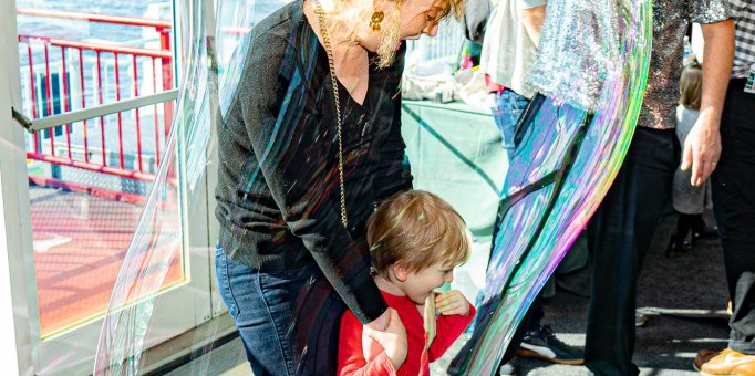 Safety Meets Sparkle: What Makes a Professional Bubble Show Easy to Trust