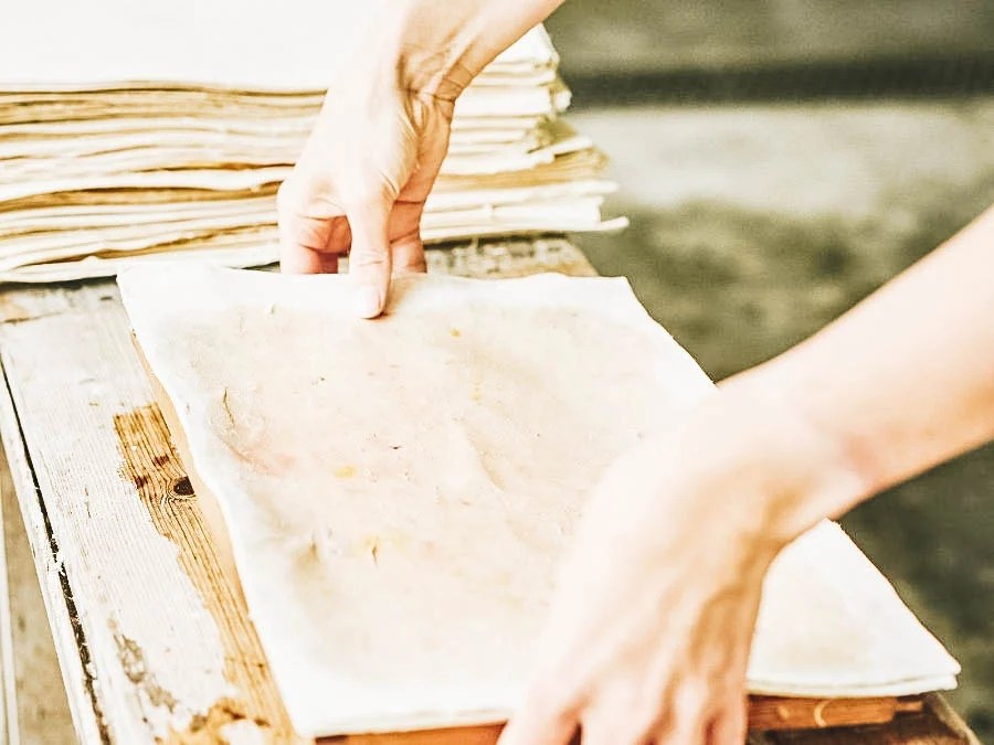 Forming of papers on a thin screen