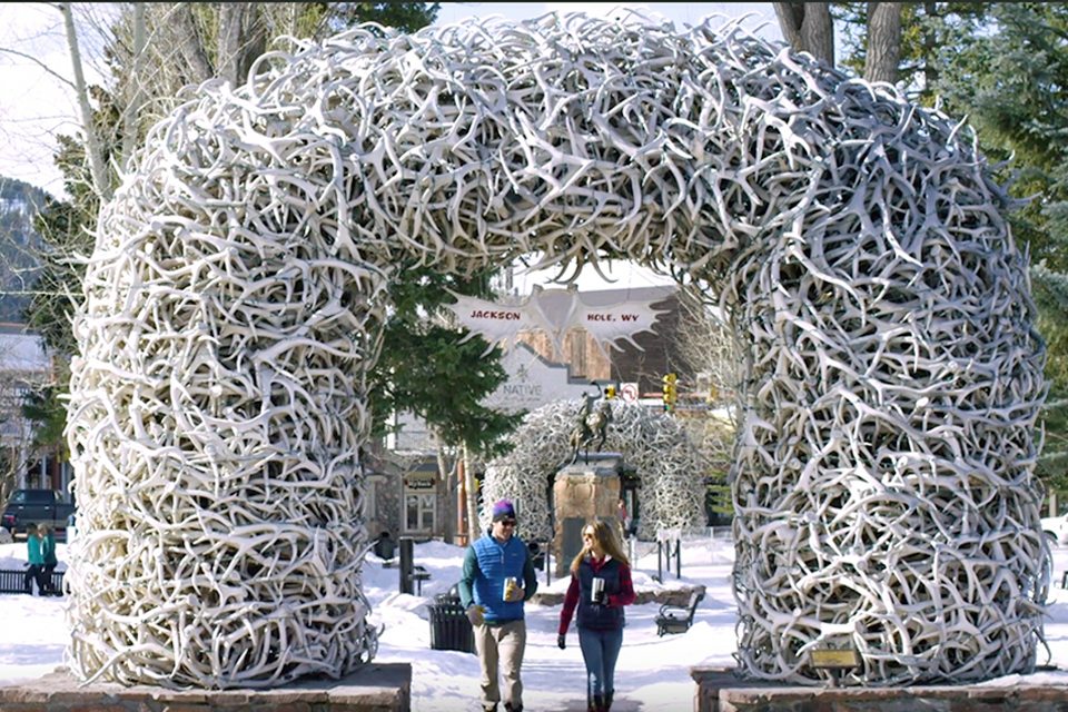 Selfies in winter wonderland Outdoor Structure Sculpture Buckrail - Jackson Hole, news