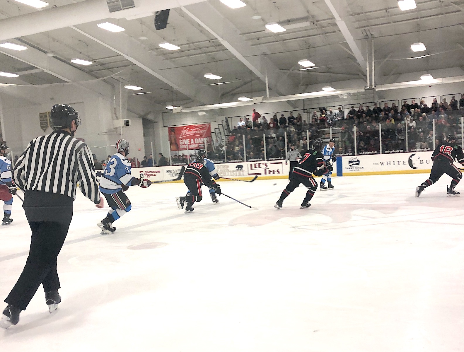 College ice hockey - Ice skating